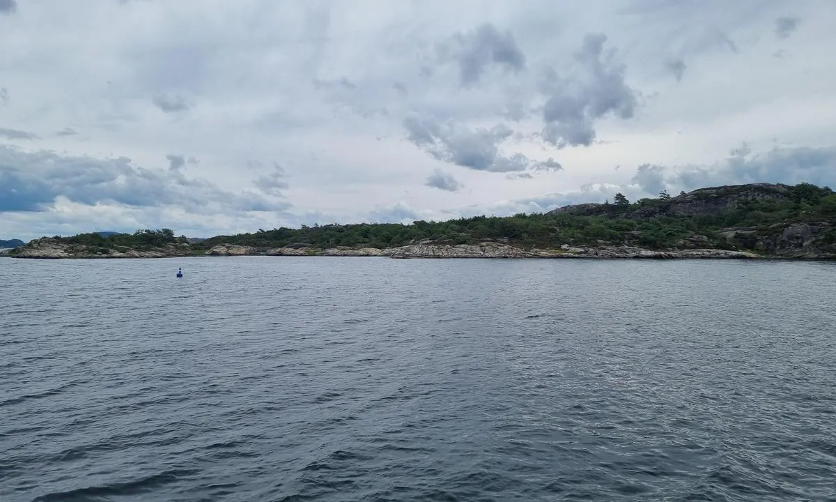 Söholmen Instön - SXK Västkust bouy: {"base": "no", "no": "Det er totalt fem b\u00f8yer her", "se": "Det finns totalt fem bojar h\u00e4r", "en": "There are a total of five buoys here", "da": "Der er i alt fem b\u00f8jer her"}