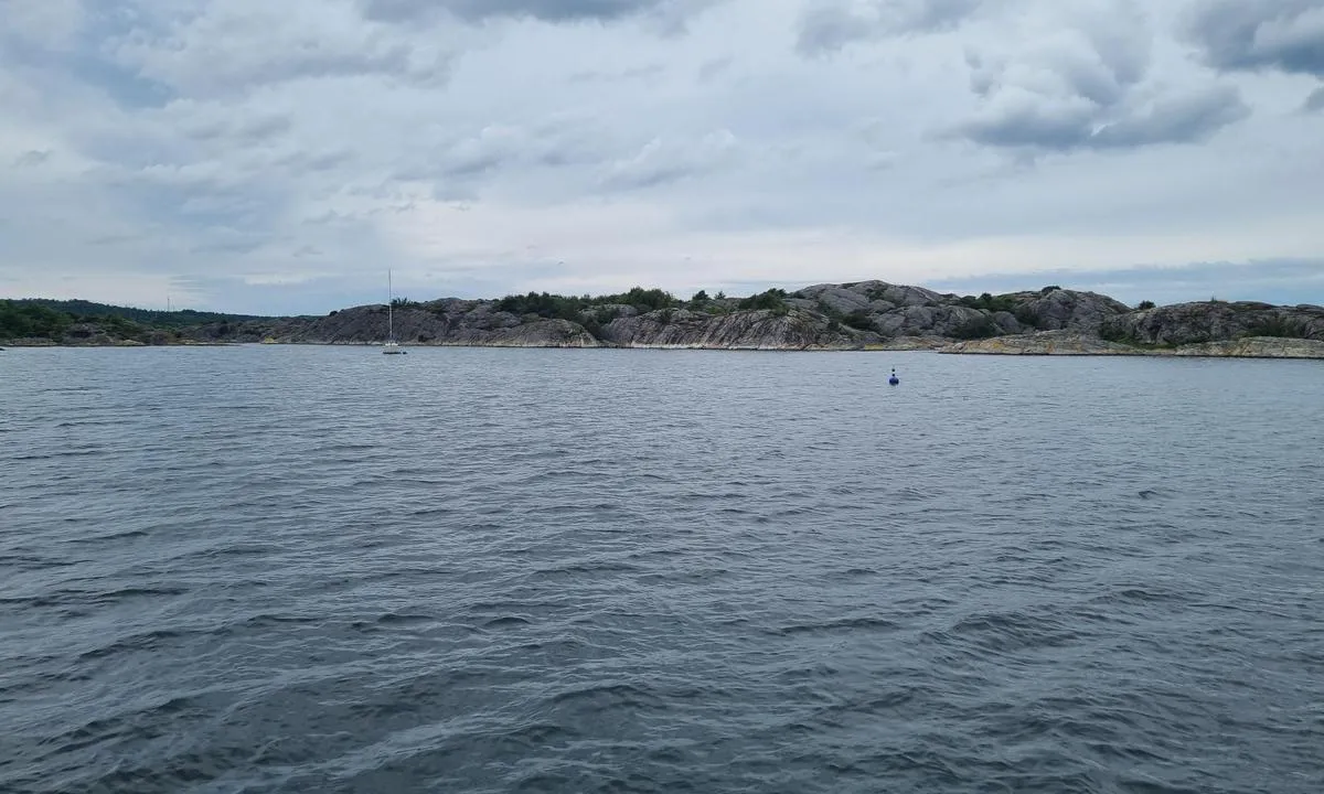 Söholmen Instön - SXK Västkust bouy: {"base": "no", "no": "B\u00f8yer inn her", "se": "Bojar in h\u00e4r", "en": "Buoy in here", "da": "B\u00f8jer ind her"}