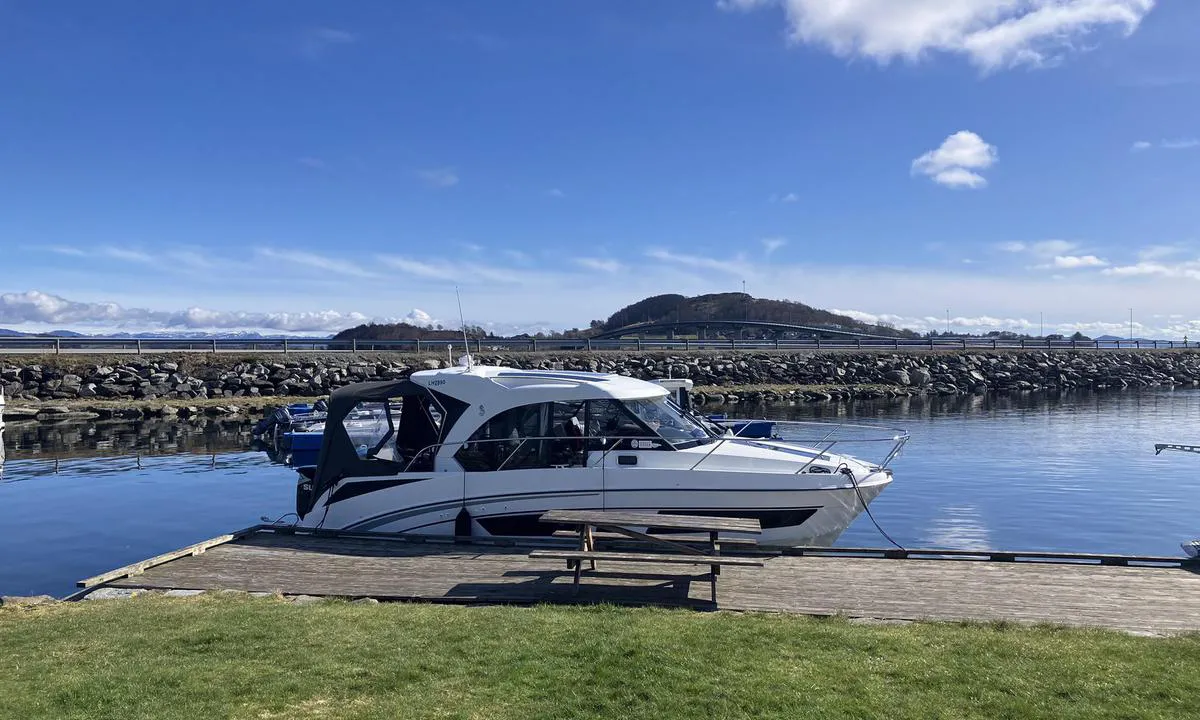 Sokn: {"base": "no", "no": "3-4 gjesteplasser innerst i havnen", "se": "3-4 g\u00e4stplatser l\u00e4ngst in i hamnen", "en": "3-4 guest berths at the innermost part of the harbor", "da": "3-4 g\u00e6stepladser inderst i havnen"}