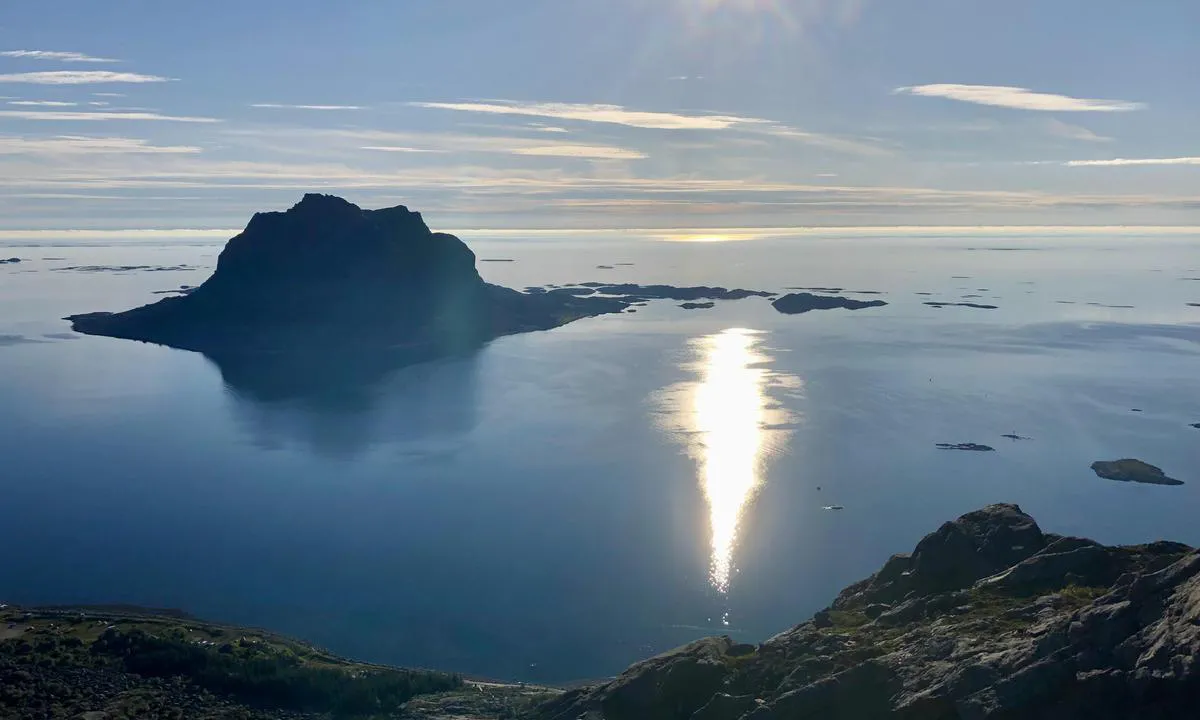 Søla: {"base": "no", "no": "Bilde tatt fra Vega trappa", "se": "Bild tagen fr\u00e5n Vega trappan", "en": "Picture taken from the Vega stairs", "da": "Billede taget fra Vega trappen"}