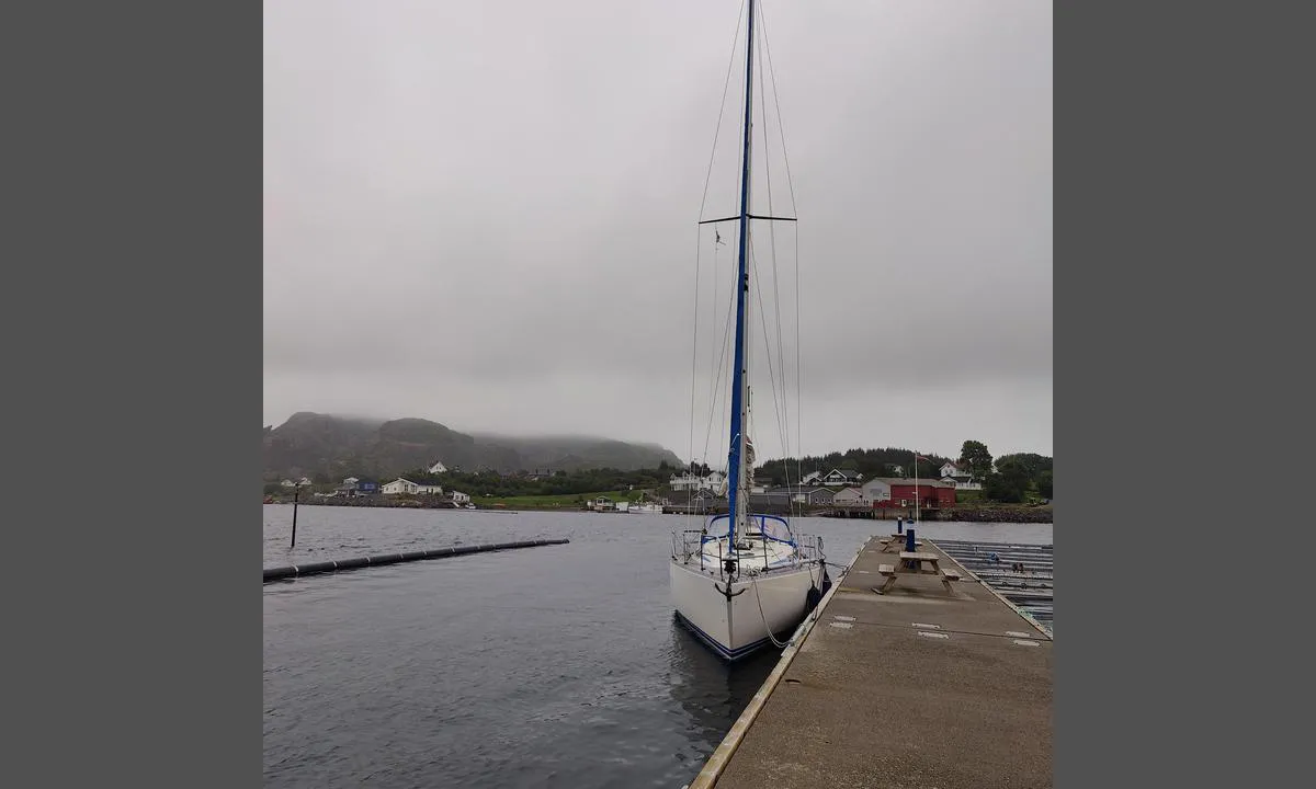 Solfjellsjøen - Dønna: {"base": "no", "no": "Longside med god dybde. B\u00f8lgebryter tar unna for ruskesj\u00f8", "se": "L\u00e5ngsides med bra djup. V\u00e5gbrytare tar bort f\u00f6r st\u00f6kigt vatten", "en": "Alongside with good depth. The breakwater protects from choppy seas.", "da": "Langside med god dybde. B\u00f8lgebryder tager imod for rusket s\u00f8"}