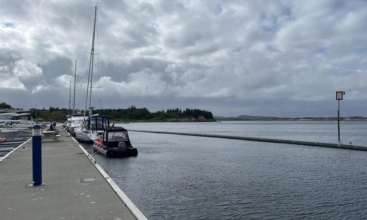 Solfjellsjøen - Dønna: {"base": "no", "no": "Lang gjestebrygge med mange gjesteplasser. B\u00f8lgedemper p\u00e5 utsiden i tilfelle nordlige vinder.", "se": "L\u00e5ng g\u00e4stbrygga med m\u00e5nga g\u00e4stplatser. V\u00e5gbrytare p\u00e5 utsidan vid nordliga vindar.", "en": "Long guest pier with many guest spots. Wave breaker on the outside in case of northern winds.", "da": "Lang g\u00e6stebro med mange g\u00e6stepladser. B\u00f8lged\u00e6mper p\u00e5 ydersiden i tilf\u00e6lde af nordlige vinde."}
