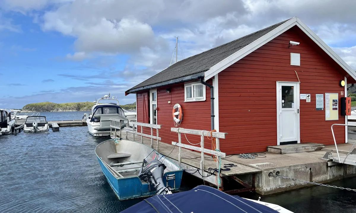 Solfjellsjøen - Dønna: Servicebygg ute på brygga  med toalett, dusj og  vaskemaskin for en rimelig penge,