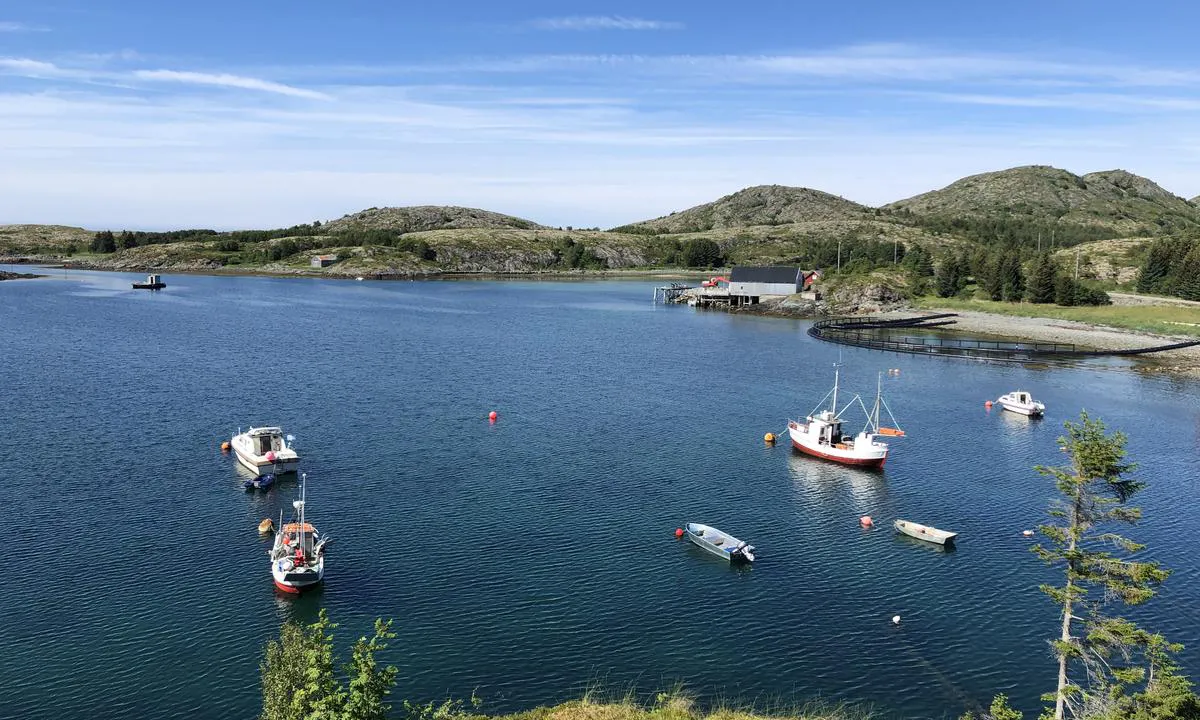 Solsemvågen - Leka: {"base": "no", "no": "Solsemv\u00e5gen sett fra syd\u00f8st.", "se": "Solsemv\u00e5gen sedd fr\u00e5n sydost.", "en": "Solsemv\u00e5gen seen from the southeast.", "da": "Solsemv\u00e5gen set fra syd\u00f8st."}
