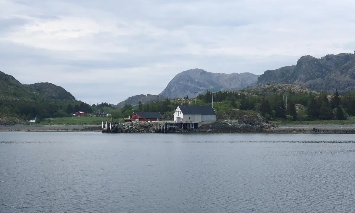 Solsemvågen - Leka: {"base": "no", "no": "I Solsemv\u00e5gen er det noen f\u00e5 brygger og naust, og utsikt nordover til fjellene p\u00e5 Leka.", "se": "I Solsemv\u00e5gen finns det n\u00e5gra f\u00e5 bryggor och bastur, och utsikt norrut mot bergen p\u00e5 Leka.", "en": "In Solsemv\u00e5gen, there are a few piers and boathouses, with a view northward to the mountains on Leka.", "da": "I Solsemv\u00e5gen er der nogle f\u00e5 brygger og naust, og udsigt nordover til bjergene p\u00e5 Leka."}