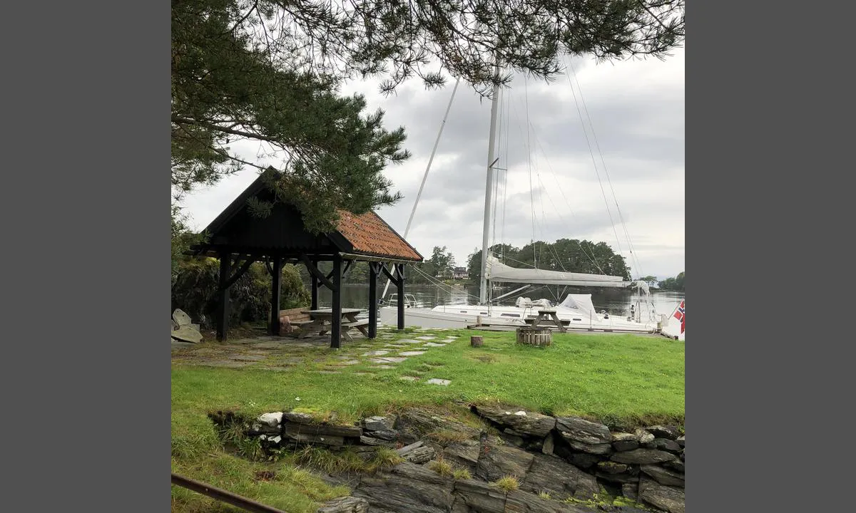 Solstråle øya: {"base": "no", "no": "Flott opparbeidet omr\u00e5det p\u00e5 friluftskaien.", "se": "Fint upparbetat omr\u00e5de p\u00e5 friluftskajen.", "en": "Great developed area on the outdoor quay.", "da": "Flot udviklet omr\u00e5de p\u00e5 friluftskajen."}