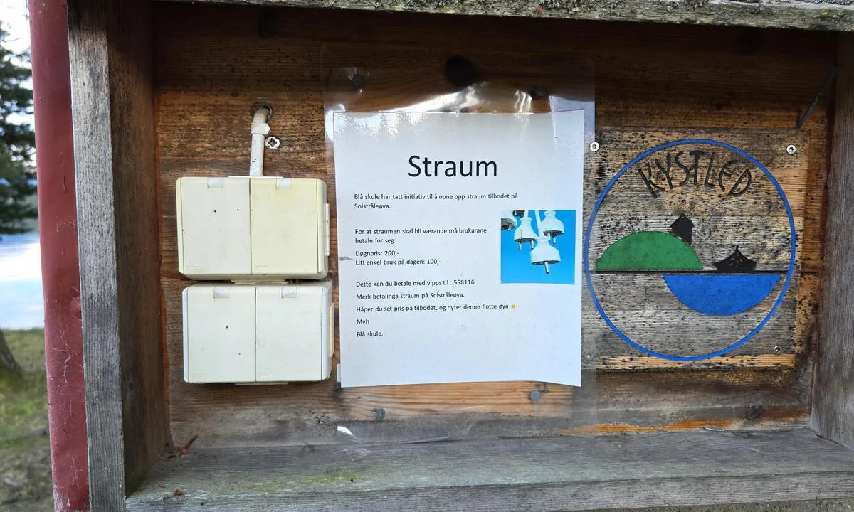 Solstråleøya - Nord: {"base": "no", "no": "Det er mulig \u00e5 f\u00e5 str\u00f8m via opplegget til den bl\u00e5 skule.", "se": "Det \u00e4r m\u00f6jligt att f\u00e5 el via anl\u00e4ggningen till den bl\u00e5 skolan.", "en": "It is possible to get electricity via the setup at the blue school.", "da": "Det er muligt at f\u00e5 str\u00f8m via opkoblingen til den bl\u00e5 skole.", "fr": "Il est possible d'obtenir de l'\u00e9lectricit\u00e9 via l'installation de l'\u00e9cole bleue.", "de": "Es ist m\u00f6glich, Elektrizit\u00e4t \u00fcber die Einrichtung der blauen Schule zu bekommen.", "es": "Es posible obtener electricidad a trav\u00e9s de la instalaci\u00f3n de la <i>bl\u00e5 skule</i>.", "it": "\u00c8 possibile ottenere elettricit\u00e0 tramite l'installazione della scuola blu.", "pt": "\u00c9 poss\u00edvel obter eletricidade atrav\u00e9s da instala\u00e7\u00e3o da escola azul.", "nl": "Het is mogelijk om stroom te krijgen via de installatie van de blauwe school.", "pl": "Mo\u017cna uzyska\u0107 pr\u0105d poprzez instalacj\u0119 niebieskiej szko\u0142y.", "uk": "\u041c\u043e\u0436\u043b\u0438\u0432\u043e \u043e\u0442\u0440\u0438\u043c\u0430\u0442\u0438 \u0435\u043b\u0435\u043a\u0442\u0440\u0438\u043a\u0443 \u0447\u0435\u0440\u0435\u0437 \u0443\u0441\u0442\u0430\u043d\u043e\u0432\u043a\u0438 \u0432\u0456\u0434 \u0441\u0438\u043d\u044c\u043e\u0457 \u0448\u043a\u043e\u043b\u0438.", "ro": "Este posibil s\u0103 ob\u021bine\u021bi electricitate prin instala\u021bia \u0219colii albastre.", "tr": "Mavi okul d\u00fczeni arac\u0131l\u0131\u011f\u0131yla elektrik al\u0131nabilir.", "el": "\u0395\u03af\u03bd\u03b1\u03b9 \u03b4\u03c5\u03bd\u03b1\u03c4\u03cc\u03bd \u03bd\u03b1 \u03c0\u03ac\u03c1\u03b5\u03c4\u03b5 \u03c1\u03b5\u03cd\u03bc\u03b1 \u03bc\u03ad\u03c3\u03c9 \u03c4\u03b7\u03c2 \u03b5\u03b3\u03ba\u03b1\u03c4\u03ac\u03c3\u03c4\u03b1\u03c3\u03b7\u03c2 \u03c4\u03bf\u03c5 \u03bc\u03c0\u03bb\u03b5 \u03c3\u03c7\u03bf\u03bb\u03b5\u03af\u03bf\u03c5.", "cs": "Je mo\u017en\u00e9 z\u00edskat elekt\u0159inu prost\u0159ednictv\u00edm za\u0159\u00edzen\u00ed modr\u00e9 \u0161koly.", "hu": "Lehet\u0151s\u00e9g van az \u00e1ram ell\u00e1t\u00e1s\u00e1ra a k\u00e9k iskola rendszer\u00e9n kereszt\u00fcl.", "fi": "On mahdollista saada s\u00e4hk\u00f6\u00e4 sinisen koulun j\u00e4rjestelm\u00e4n kautta.", "bg": "\u0412\u044a\u0437\u043c\u043e\u0436\u043d\u043e \u0435 \u0434\u0430 \u043f\u043e\u043b\u0443\u0447\u0438\u0442\u0435 \u0435\u043b\u0435\u043a\u0442\u0440\u0438\u0447\u0435\u0441\u0442\u0432\u043e \u0447\u0440\u0435\u0437 \u0438\u043d\u0441\u0442\u0430\u043b\u0430\u0446\u0438\u044f\u0442\u0430 \u043d\u0430 \u0421\u0438\u043d\u044c\u043e\u0442\u043e \u0443\u0447\u0438\u043b\u0438\u0449\u0435.", "sr": "Mogu\u0107e je dobiti struju preko instalacije plave \u0161kole.", "et": "On v\u00f5imalik saada elektrit sinise kooli s\u00fcsteemi kaudu.", "lv": "Ir iesp\u0113jams sa\u0146emt elektr\u012bbu no zil\u0101s skolas iek\u0101rtas.", "lt": "Yra galimyb\u0117 gauti elektros energijos per m\u0117lyn\u0105j\u0105 mokykl\u0105."}