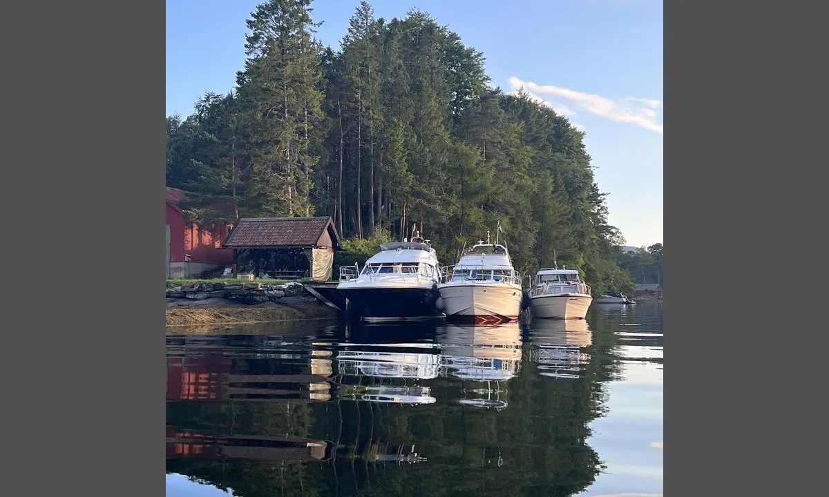 Solstråleøyo: {"base": "no", "no": "Fin uthavn med grillhytte ved kaien. Kjekt for barna \u00e5 st\u00e5 opp om morningen for \u00e5 plukke egg hos h\u00f8nene p\u00e5 sommeren (vipps pr egg). Mye historie p\u00e5 \u00f8ya. V\u00e6rutsatt med vind fra \u00f8st.", "se": "Fin uthamn med grillstuga vid kajen. Kul f\u00f6r barnen att g\u00e5 upp p\u00e5 morgonen f\u00f6r att plocka \u00e4gg hos h\u00f6nsen p\u00e5 sommaren (swish per \u00e4gg). Mycket historia p\u00e5 \u00f6n. V\u00e4derutsatt med vind fr\u00e5n \u00f6ster.", "en": "Nice anchorage with a grill hut by the quay. Great for children to wake up in the morning to collect eggs from the hens in the summer (payment via Vipps per egg). A lot of history on the island. Exposed to winds from the east.", "da": "Fin uthavn med grillhytte ved kajen. Sjovt for b\u00f8rnene at st\u00e5 op om morgenen for at samle \u00e6g hos h\u00f8nsene om sommeren (MobilePay pr. \u00e6g). Meget historie p\u00e5 \u00f8en. Vejrudsat ved vind fra \u00f8st."}