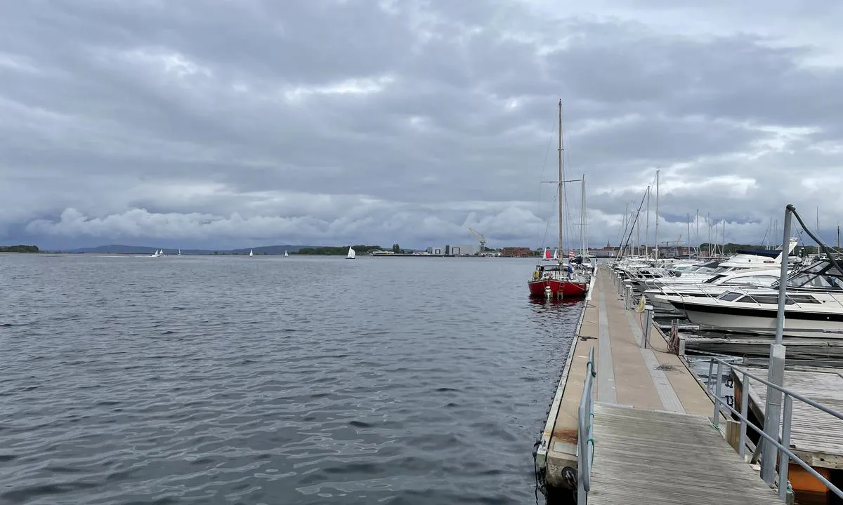 Solviken Båtforening: {"base": "no", "no": "Gjestebrygge longside p\u00e5 utsiden av havna.", "se": "G\u00e4stbrygga l\u00e5ngsides p\u00e5 utsidan av hamnen.", "en": "Guest pier alongside on the outside of the harbor.", "da": "G\u00e6stebro langsiden p\u00e5 ydersiden af havnen."}