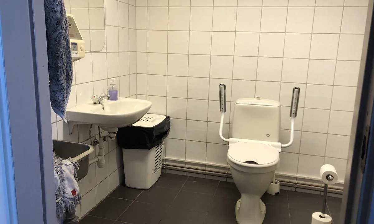 {"base": "no", "no": "Toalett i klubbhuset hos Solviken B\u00e5tforening", "se": "Toalett i klubbhuset hos Solviken B\u00e5tklubb", "en": "Toilet in the clubhouse at Solviken Boat Association", "da": "Toilet i klubhuset hos Solviken B\u00e5dforening"}