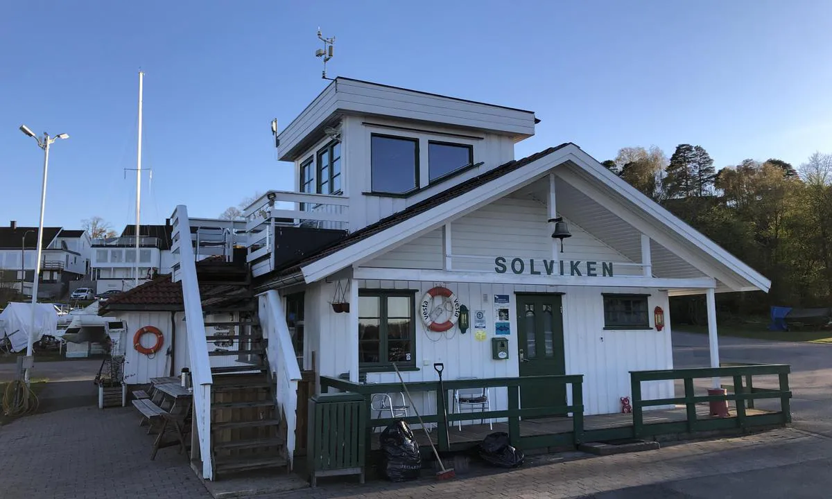 Solviken Båtforening: {"base": "no", "no": "Klubbhus med toalett ligger innerst i havna", "se": "Klubbhus med toalett ligger l\u00e4ngst in i hamnen", "en": "Clubhouse with toilet is located at the innermost part of the harbor", "da": "Klubhus med toilet ligger inderst i havnen"}
