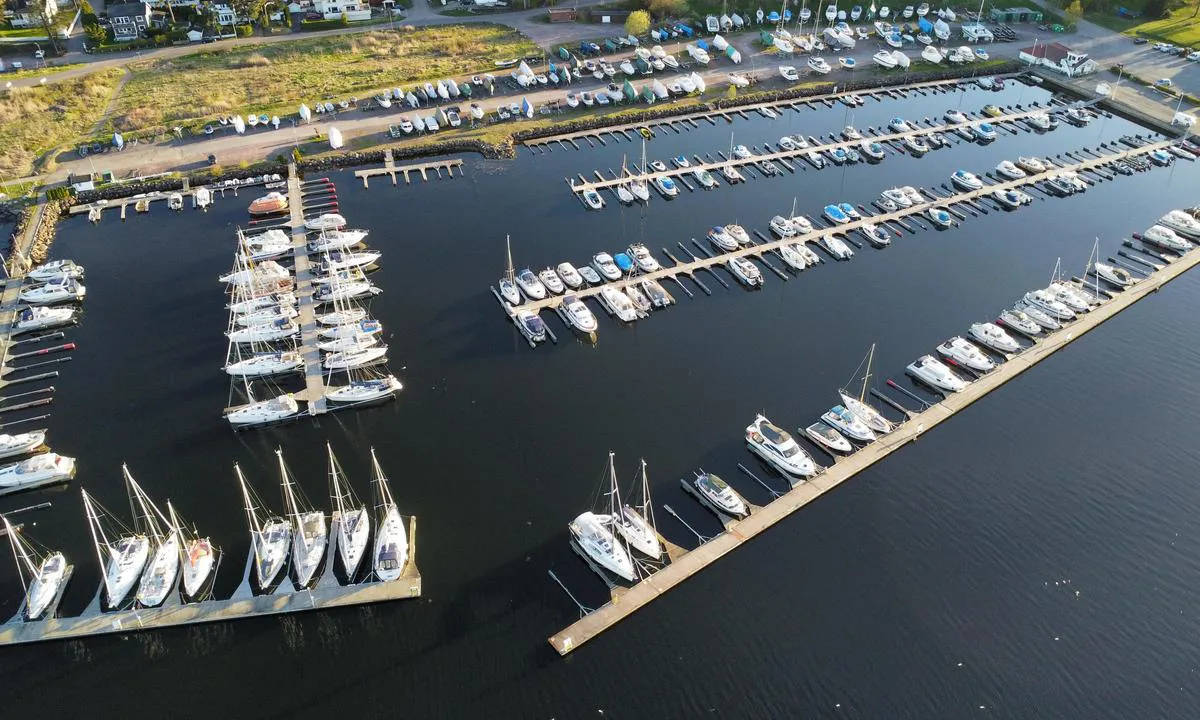 Solviken Båtforening: {"base": "no", "no": "Gjesteplassene er p\u00e5 utsiden av betongbrygga p\u00e5 styrbord side f\u00f8r du seiler inn i havna", "se": "G\u00e4stplatserna ligger p\u00e5 utsidan av betongbryggan p\u00e5 styrbord sida innan du seglar in i hamnen", "en": "The guest berths are on the outside of the concrete quay on the starboard side before you sail into the harbor", "da": "G\u00e6stepladserne er p\u00e5 ydersiden af betonbroen p\u00e5 styrbord side, f\u00f8r du sejler ind i havnen"}