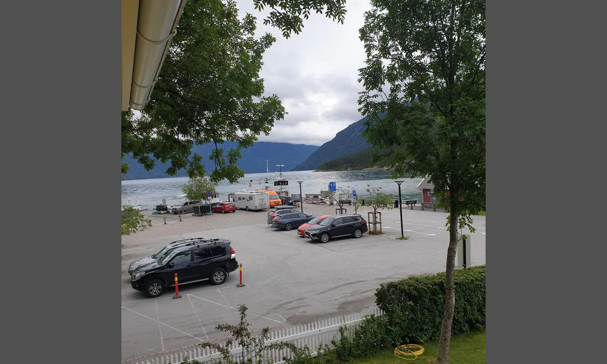 Solvorn: {"base": "no", "no": "Ferjekai sett fra landside.  Mulig \u00e5 legge til p\u00e5 kai syd for ferjekai, eller ligge p\u00e5 svai nord i bukta", "se": "F\u00e4rjekaj sedd fr\u00e5n landsidan. M\u00f6jligt att l\u00e4gga till vid kajen s\u00f6der om f\u00e4rjekajen, eller ligga f\u00f6r ankar norr om viken", "en": "Ferry dock seen from the landside. Possible to moor at the quay south of the ferry dock, or anchor to the north in the bay.", "da": "F\u00e6rgekaj set fra landsiden. Muligt at l\u00e6gge til kajen syd for f\u00e6rgekajen, eller ligge p\u00e5 svaj nord i bugten"}