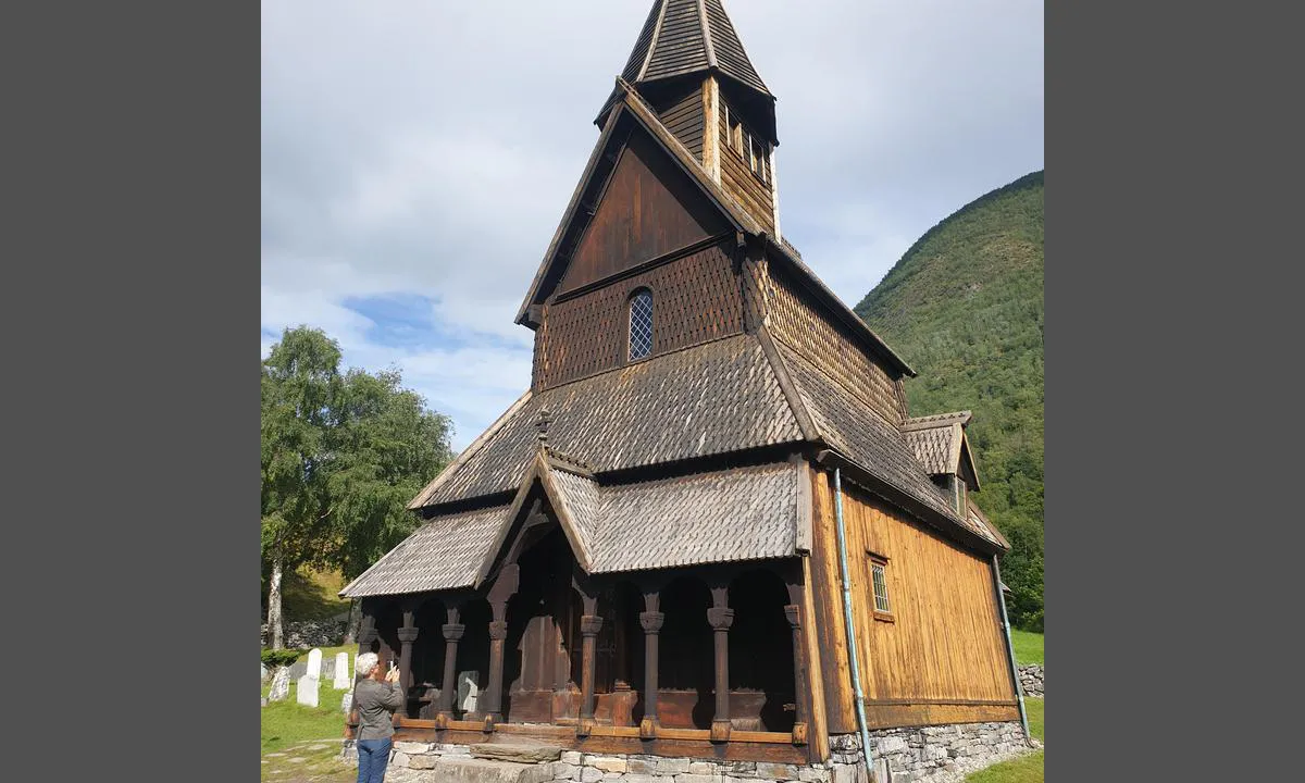 Solvorn: På andre siden av fjorden ligger Norges eldste stavkirke,  Urnes. Det går ferge dit.