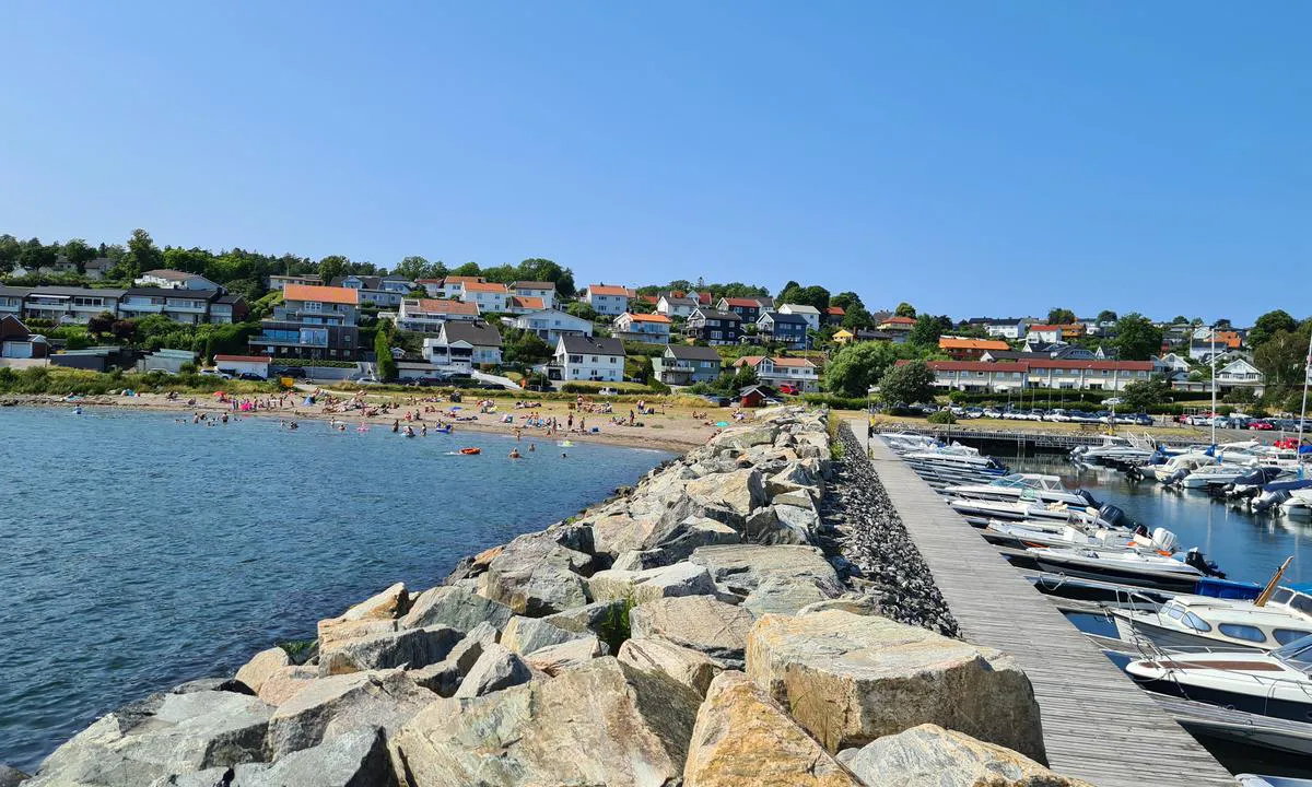 Søly Båthavn: Badestrand rett ved havna