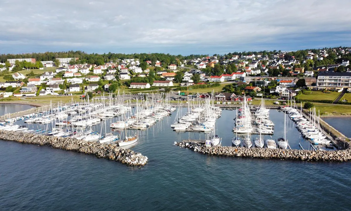 Søly Båthavn: {"base": "no", "no": "Moss S\u00f8ly B\u00e5thavn", "se": "Moss S\u00f8ly B\u00e5thamn", "en": "Moss S\u00f8ly Marina", "da": "Moss S\u00f8ly B\u00e5dehavn"}