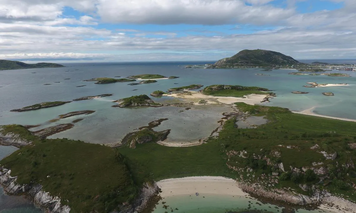 Lille sommarøy: {"base": "en", "no": "Rett utenfor havnen ligger \u00f8yene med sandstrender og godt sandankergrunnlag. Det ser ut som et tropisk landskap i Nord-Norge, utrolig. Du ser havnen i \u00f8vre h\u00f8yre del av bildet, nordvest for v\u00e5r ankerplass.", "se": "Precis utanf\u00f6r hamnen ligger \u00f6arna med sandstr\u00e4nder och god sandf\u00f6rankringsgrund. Det ser ut som ett tropiskt landskap i norra Norge, otroligt. Du ser hamnen i den \u00f6vre h\u00f6gra delen av bilden, nordv\u00e4st om v\u00e5r ankringsplats.", "en": "Just outside the harbour are the isles with sandy beaches and good sand anchoring ground. It looks like a tropical landscape in the north of Norway,  incredible. You see the harbour in the upper right part of the image, north west of our anchoring place.", "da": "Lige uden for havnen ligger \u00f8erne med sandstrande og god sandankerplads. Det ligner et tropisk landskab i det nordlige Norge, utroligt. Du ser havnen i den \u00f8verste h\u00f8jre del af billedet, nordvest for vores ankerplads."}
