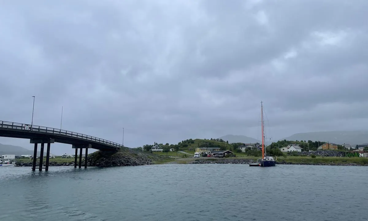 Sommarøya: Brua skiller de to bryggene i gjestehavnen. Største høyde er bare 4m(!)