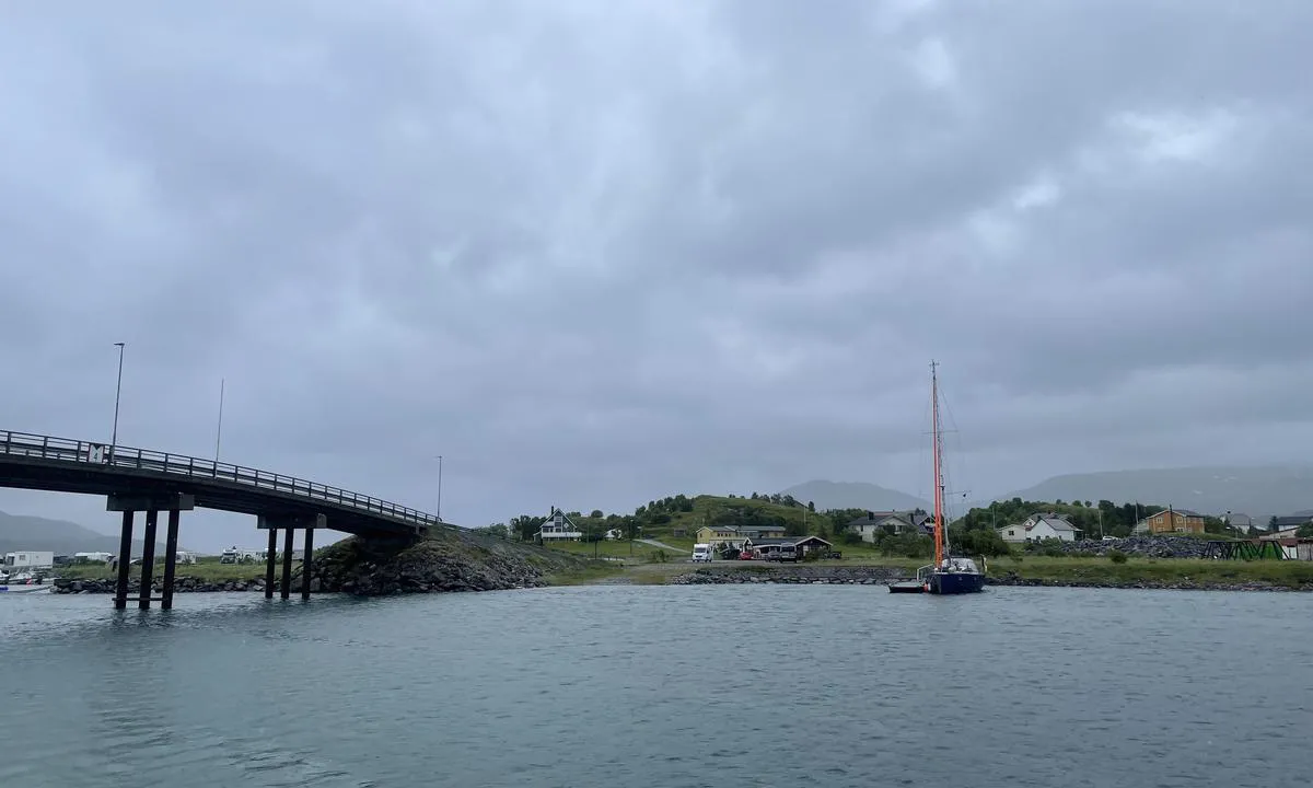 Sommarøya: {"base": "no", "no": "Brua skiller de to bryggene i gjestehavnen. St\u00f8rste h\u00f8yde er bare 4m(!)", "se": "Bron skiljer de tv\u00e5 bryggorna i g\u00e4sthamnen. H\u00f6gsta h\u00f6jd \u00e4r bara 4m(!)", "en": "The bridge separates the two piers in the guest harbor. Maximum height is only 4m(!)", "da": "Broen skiller de to bryggerne i g\u00e6stehavnen. St\u00f8rste h\u00f8jde er kun 4 m(!)"}