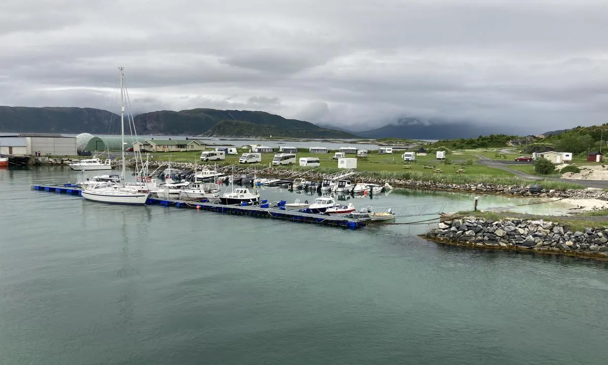 Sommarøya: {"base": "no", "no": "Sommar\u00f8y camping og gjestebrygge.", "se": "Sommar\u00f8y camping och g\u00e4stbrygga.", "en": "Sommar\u00f8y camping and guest pier.", "da": "Sommar\u00f8y camping og g\u00e6stebro."}