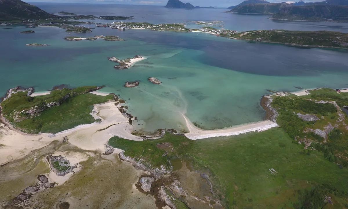 Lille sommarøy: {"base": "en", "no": "Dronen ser nordvest.", "se": "Dr\u00f6naren \u00e4r riktad nordv\u00e4st.", "en": "The drone is looking north west.", "da": "Dronen kigger nordvest."}