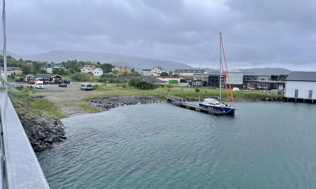 Sommarøya: {"base": "no", "no": "Renovert og fin flytebrygge med solide kryssholt \u00e5 fort\u00f8ye i. God dybde p\u00e5 begge sider. Kro med enkel grillmat inne p\u00e5 land. Ikke mulig \u00e5 komme under brua for b\u00e5ter over 4m. Ikke str\u00f8m og vann. \r\nBetaling p\u00e5 automat ved servicebygget p\u00e5 campingen. Kr 150 Der er det ogs\u00e5 dusj og vaskemaskin.", "se": "Renoverad och fin flytbrygga med solida kryssholt att f\u00f6rt\u00f6ja vid. Bra djup p\u00e5 b\u00e5da sidor. Krog med enkel grillmat inne p\u00e5 land. Inte m\u00f6jligt att komma under bron f\u00f6r b\u00e5tar \u00f6ver 4m. Ingen el och vatten. Betalning vid automat vid servicebyggnaden p\u00e5 campingen. Kr 150. D\u00e4r finns ocks\u00e5 dusch och tv\u00e4ttmaskin.", "en": "Renovated and nice floating dock with solid bollards for mooring. Good depth on both sides. Tavern with simple grilled food ashore. Not possible to pass under the bridge for boats over 4m. No electricity and water. Payment at machine by the service building at the campsite. NOK 150 There is also a shower and a washing machine.", "da": "Renoveret og fin flydebro med solide krydsbolte til fort\u00f8jning. God dybde p\u00e5 begge sider. Kro med enkel grillmad p\u00e5 land. Ikke muligt at komme under broen for b\u00e5de over 4 m. Ingen str\u00f8m og vand. Betaling ved automat ved servicebygningen p\u00e5 campingpladsen. Kr 150 Der er ogs\u00e5 bruser og vaskemaskine."}