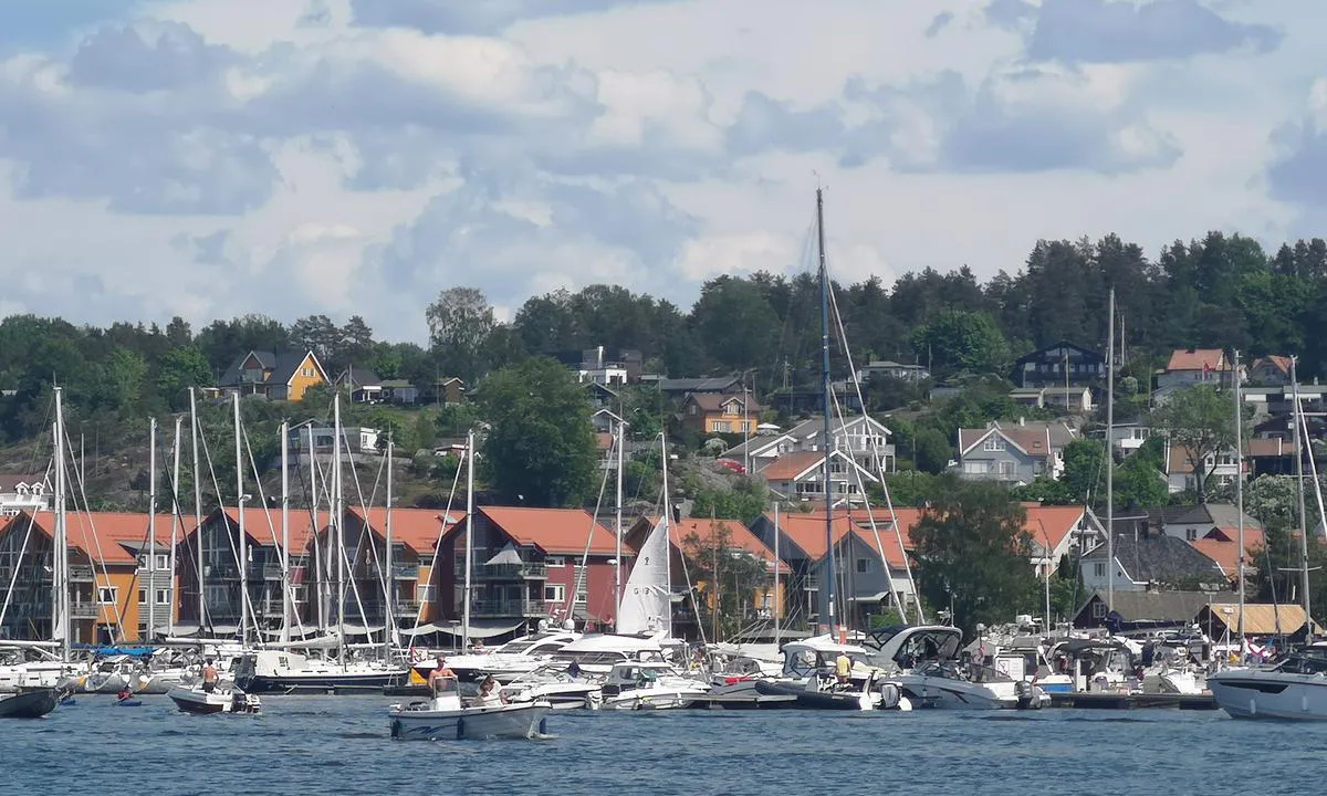 Son Gjestehavn - Vestby: {"base": "no", "no": "Koselig liten \"s\u00f8rkanssby\" med bra restauranttilbud!.", "se": "Mysig liten \"sydkuststad\" med bra restaurangutbud!.", "en": "Cozy little 'southern village' with good restaurant options!", "da": "Hyggelig lille \"sydkystby\" med godt restauranttilbud!."}