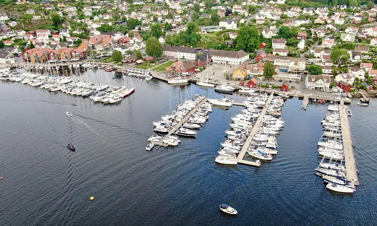 Son Gjestehavn - Vestby: {"base": "no", "no": "Den s\u00f8rlige brygge eies av Soon Seilforening og den kan leies mot betaling ved ledighet", "se": "Den s\u00f6dra bryggan \u00e4gs av Soon Segels\u00e4llskap och den kan hyras mot betalning vid ledighet", "en": "The southern pier is owned by Soon Sailing Association and can be rented for a fee if available", "da": "Den sydlige kaj ejes af Soon Sejlforening og kan lejes mod betaling ved ledighed", "fr": "La jet\u00e9e sud appartient au Soon Seilforening et peut \u00eatre lou\u00e9e moyennant paiement si disponible", "de": "Der s\u00fcdliche Steg geh\u00f6rt dem Soon Segelverein und kann gegen Bezahlung gemietet werden, wenn er frei ist.", "es": "El muelle sur es propiedad del Soon Seilforening y se puede alquilar por una tarifa si hay disponibilidad.", "it": "Il molo meridionale \u00e8 di propriet\u00e0 del Soon Seilforening e pu\u00f2 essere affittato a pagamento se disponibile", "pt": "O cais do sul \u00e9 propriedade do Soon Seilforening e pode ser alugado mediante pagamento se estiver dispon\u00edvel", "nl": "De zuidelijke pier wordt beheerd door de Soon Zeilvereniging en kan tegen betaling worden gehuurd indien beschikbaar.", "pl": "Po\u0142udniowe molo jest w\u0142asno\u015bci\u0105 Soon Seilforening i mo\u017cna je wynaj\u0105\u0107 za op\u0142at\u0105, je\u015bli jest dost\u0119pne", "uk": "\u041f\u0456\u0432\u0434\u0435\u043d\u043d\u0438\u0439 \u043f\u0440\u0438\u0447\u0430\u043b \u043d\u0430\u043b\u0435\u0436\u0438\u0442\u044c Soon Seilforening, \u0456 \u0439\u043e\u0433\u043e \u043c\u043e\u0436\u043d\u0430 \u043e\u0440\u0435\u043d\u0434\u0443\u0432\u0430\u0442\u0438 \u0437\u0430 \u043f\u043b\u0430\u0442\u0443 \u0437\u0430 \u043d\u0430\u044f\u0432\u043d\u043e\u0441\u0442\u0456", "ro": "Cheiul din partea sudic\u0103 este de\u021binut de Asocia\u021bia de Naviga\u021bie Soon \u0219i poate fi \u00eenchiriat contra cost dac\u0103 este disponibil", "tr": "G\u00fcney iskelesi Soon Yelken Kul\u00fcb\u00fc'ne aittir ve m\u00fcsaitlik durumuna ba\u011fl\u0131 olarak kiralanabilir.", "el": "\u0397 \u03bd\u03cc\u03c4\u03b9\u03b1 \u03b1\u03c0\u03bf\u03b2\u03ac\u03b8\u03c1\u03b1 \u03b1\u03bd\u03ae\u03ba\u03b5\u03b9 \u03c3\u03c4\u03b7\u03bd \u0395\u03c4\u03b1\u03b9\u03c1\u03b5\u03af\u03b1 \u0399\u03c3\u03c4\u03b9\u03bf\u03c0\u03bb\u03bf\u0390\u03b1\u03c2 \u03c4\u03bf\u03c5 Soon \u03ba\u03b1\u03b9 \u03bc\u03c0\u03bf\u03c1\u03b5\u03af \u03bd\u03b1 \u03b5\u03bd\u03bf\u03b9\u03ba\u03b9\u03b1\u03c3\u03c4\u03b5\u03af \u03bc\u03b5 \u03c0\u03bb\u03b7\u03c1\u03c9\u03bc\u03ae \u03b5\u03c6\u03cc\u03c3\u03bf\u03bd \u03b5\u03af\u03bd\u03b1\u03b9 \u03b4\u03b9\u03b1\u03b8\u03ad\u03c3\u03b9\u03bc\u03b7.", "cs": "Ji\u017en\u00ed molo vlastn\u00ed Soon Seilforening a m\u016f\u017ee b\u00fdt pronajato za poplatek, pokud je voln\u00e9.", "hu": "A d\u00e9li m\u00f3l\u00f3 a Soon Vitorl\u00e1s Egyes\u00fclet tulajdon\u00e1ban van, \u00e9s szabad kapacit\u00e1s eset\u00e9n b\u00e9rl\u00e9s ellen\u00e9ben ig\u00e9nybe vehet\u0151", "fi": "Etel\u00e4inen laituri on Soon Purjehdusseuran omistuksessa, ja sen voi vuokrata maksua vastaan, jos se on vapaana.", "bg": "\u042e\u0436\u043d\u0438\u044f\u0442 \u043a\u0435\u0439 \u0435 \u0441\u043e\u0431\u0441\u0442\u0432\u0435\u043d\u043e\u0441\u0442 \u043d\u0430 Soon Seilforening \u0438 \u043c\u043e\u0436\u0435 \u0434\u0430 \u0441\u0435 \u043d\u0430\u0435\u043c\u0435 \u0441\u0440\u0435\u0449\u0443 \u0437\u0430\u043f\u043b\u0430\u0449\u0430\u043d\u0435 \u043f\u0440\u0438 \u043d\u0430\u043b\u0438\u0447\u0438\u0435.", "sr": "Ju\u017eni mol je u vlasni\u0161tvu jedrili\u010darskog kluba Soon i mo\u017ee se iznajmiti uz nadoknadu ako je slobodan", "et": "L\u00f5unakai kuulub Soon Purjetamisklubile ja seda saab tasu eest rentida, kui on vabu kohti.", "lv": "Dienvidu piest\u0101tne pieder Soon buru asoci\u0101cijai un to var iz\u012br\u0113t par maksu, ja ir br\u012bvas vietas.", "lt": "Pietin\u012f prieplauk\u0105 valdo Soon buriavimo asociacija ir j\u0105 galima i\u0161sinuomoti sumok\u0117jus nuomos mokest\u012f, jei yra laisv\u0173 viet\u0173"}