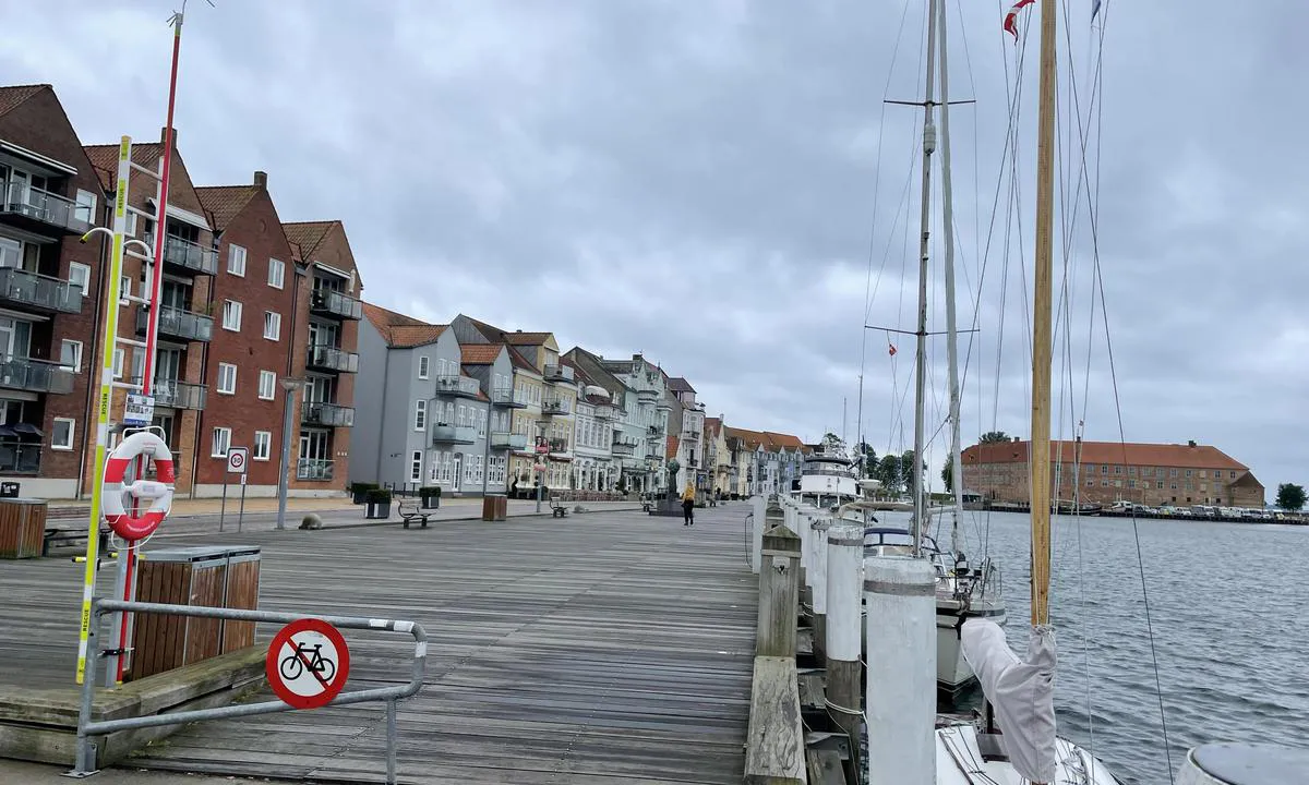 Sønderborg: {"base": "en", "no": "Fort\u00f8yning i byen.", "se": "F\u00f6rt\u00f6jning i staden.", "en": "Mooring in the city.", "da": "Fort\u00f8jning i byen."}