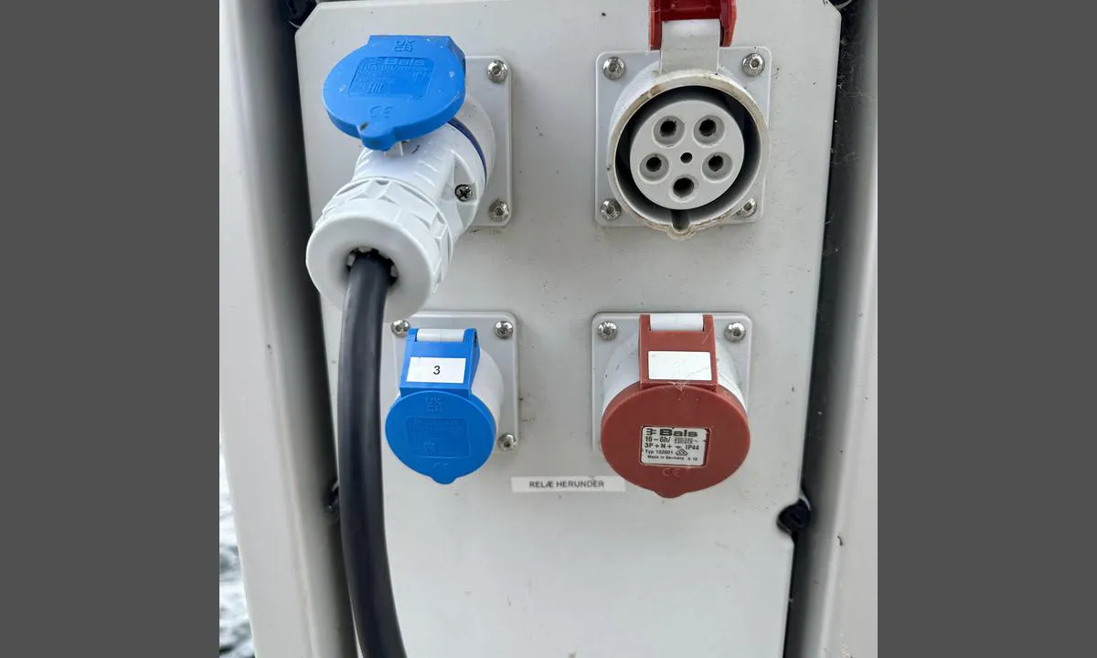 Sønderborg Trafikhavnen: {"base": "no", "no": "Tett mellom str\u00f8ms\u00f8ylene. Ulike typer kontakter i tillegg til \u00abvanlig\u00bb uttak.", "se": "T\u00e4ta mellan str\u00f6mpelarna. Olika typer av kontakter f\u00f6rutom 'vanlig' uttag.", "en": "Dense spacing between power pedestals. Various types of connectors in addition to the 'standard' outlet.", "da": "T\u00e6t mellem str\u00f8ms\u00f8jlerne. Forskellige typer kontakter udover 'almindelige' udtag.", "fr": "Entre les colonnes de courant, il y a peu d'espace. Diff\u00e9rents types de prises en plus des prises \u00ab classiques \u00bb.", "de": "Dicht zwischen Stroms\u00e4ulen. Verschiedene Arten von Anschl\u00fcssen zus\u00e4tzlich zu den \u00abnormalen\u00bb Steckdosen.", "es": "Cerca entre las columnas de corriente. Diferentes tipos de enchufes adem\u00e1s de la toma de corriente 'normal'.", "it": "Ravvicinato tra le colonne di alimentazione. Diversi tipi di prese oltre a quelle \u00absolite\u00bb.", "pt": "Pr\u00f3ximo das colunas de energia. Diferentes tipos de conectores al\u00e9m da tomada \u00abcomum\u00bb.", "nl": "Dicht tussen de stroompijlers. Verschillende types aansluitingen naast 'normale' stopcontacten.", "pl": "Blisko siebie kolumny pr\u0105dowe. R\u00f3\u017cne typy kontakt\u00f3w opr\u00f3cz \u00abzwyk\u0142ych\u00bb gniazdek.", "uk": "\u0429\u0456\u043b\u044c\u043d\u043e \u043c\u0456\u0436 \u0435\u043b\u0435\u043a\u0442\u0440\u0438\u0447\u043d\u0438\u043c\u0438 \u0441\u0442\u043e\u0432\u043f\u0430\u043c\u0438. \u0420\u0456\u0437\u043d\u0456 \u0442\u0438\u043f\u0438 \u0440\u043e\u0437\u0435\u0442\u043e\u043a \u043a\u0440\u0456\u043c \u00ab\u0437\u0432\u0438\u0447\u0430\u0439\u043d\u0438\u0445\u00bb \u0432\u0438\u0445\u043e\u0434\u0456\u0432.", "ro": "Str\u00e2ns \u00eentre coloanele de alimentare cu energie electric\u0103. Diferite tipuri de prize \u00een plus fa\u021b\u0103 de priza \u00abobi\u0219nuit\u0103\u00bb.", "tr": "G\u00fc\u00e7 s\u00fctunlar\u0131 aras\u0131nda s\u0131k\u0131. \u00abNormal\u00bb prizlere ek olarak \u00e7e\u015fitli ba\u011flant\u0131 t\u00fcrleri.", "el": "\u03a0\u03c5\u03ba\u03bd\u03ae \u03b4\u03b9\u03ac\u03c4\u03b1\u03be\u03b7 \u03c3\u03c4\u03cd\u03bb\u03c9\u03bd \u03c0\u03b1\u03c1\u03bf\u03c7\u03ae\u03c2 \u03c1\u03b5\u03cd\u03bc\u03b1\u03c4\u03bf\u03c2. \u0394\u03b9\u03ac\u03c6\u03bf\u03c1\u03bf\u03b9 \u03c4\u03cd\u03c0\u03bf\u03b9 \u03c5\u03c0\u03bf\u03b4\u03bf\u03c7\u03ce\u03bd \u03b5\u03ba\u03c4\u03cc\u03c2 \u03b1\u03c0\u03cc \u03c4\u03b9\u03c2 \u00ab\u03ba\u03b1\u03bd\u03bf\u03bd\u03b9\u03ba\u03ad\u03c2\u00bb \u03c0\u03c1\u03af\u03b6\u03b5\u03c2.", "cs": "T\u011bsn\u011b mezi sloupy elektrick\u00e9ho proudu. R\u016fzn\u00e9 typy z\u00e1suvek krom\u011b \u201eb\u011b\u017en\u00e9ho\u201c v\u00fdstupu.", "hu": "S\u0171r\u0171n helyezkednek el az \u00e1ramoszlopok. K\u00fcl\u00f6nf\u00e9le t\u00edpus\u00fa csatlakoz\u00f3k a \u201ehagyom\u00e1nyos\u201d aljzatok mellett.", "fi": "L\u00e4hell\u00e4 toisiaan olevat virtapilarit. Erilaisia liittimi\u00e4 tavanomaisen pistorasian lis\u00e4ksi.", "bg": "\u0413\u044a\u0441\u0442\u043e \u0440\u0430\u0437\u043f\u043e\u043b\u043e\u0436\u0435\u043d\u0438 \u0435\u043b\u0435\u043a\u0442\u0440\u0438\u0447\u0435\u0441\u043a\u0438 \u043a\u043e\u043b\u043e\u043d\u0438. \u0420\u0430\u0437\u043b\u0438\u0447\u043d\u0438 \u0432\u0438\u0434\u043e\u0432\u0435 \u043a\u043e\u043d\u0442\u0430\u043a\u0442\u0438 \u0432 \u0434\u043e\u043f\u044a\u043b\u043d\u0435\u043d\u0438\u0435 \u043a\u044a\u043c \u201e\u043e\u0431\u0438\u043a\u043d\u043e\u0432\u0435\u043d\u0438\u044f\u201c \u043a\u043e\u043d\u0442\u0430\u043a\u0442.", "sr": "\u0413\u0443\u0441\u0442\u043e \u0438\u0437\u043c\u0435\u0452\u0443 \u0441\u0442\u0443\u0431\u043e\u0432\u0430 \u0441\u0430 \u0435\u043b\u0435\u043a\u0442\u0440\u0438\u0447\u043d\u0438\u043c \u043f\u0440\u0438\u043a\u0459\u0443\u0447\u0446\u0438\u043c\u0430. \u0420\u0430\u0437\u043b\u0438\u0447\u0438\u0442\u0435 \u0432\u0440\u0441\u0442\u0435 \u043f\u0440\u0438\u043a\u0459\u0443\u0447\u0430\u043a\u0430 \u043f\u043e\u0440\u0435\u0434 \u201e\u043e\u0431\u0438\u0447\u043d\u043e\u0433\u201d \u0438\u0437\u043b\u0430\u0437\u0430.", "et": "Tihedalt voolusammaste vahel. Erinevat t\u00fc\u00fcpi pistikupesad lisaks tavalistele v\u00e4ljunditele.", "lv": "Bl\u012bvi starp str\u0101vas stabi. Da\u017e\u0101di kontakttipi papildus \u00abparastam\u00bb kontaktam.", "lt": "Artimos elektros stulpeli\u0173 i\u0161d\u0117stymas. \u012evairi\u0173 tip\u0173 kontaktai be \u012fprast\u0173 lizd\u0173."}