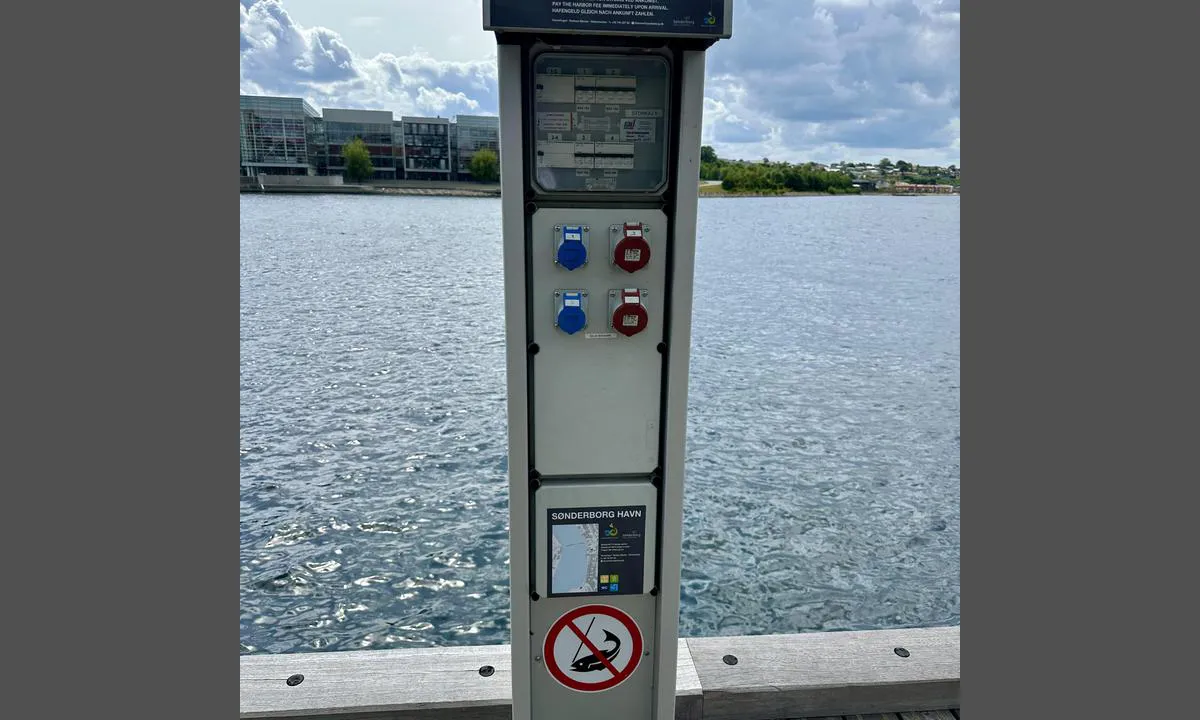Sønderborg Trafikhavnen: {"base": "no", "no": "Str\u00f8m er inkludert i havneleien.", "se": "El ing\u00e5r i hamnavgiften.", "en": "Electricity is included in the mooring fee.", "da": "Str\u00f8m er inkluderet i havneafgiften.", "fr": "L'\u00e9lectricit\u00e9 est incluse dans le tarif du port.", "de": "Strom ist in der Hafenmiete enthalten.", "es": "La electricidad est\u00e1 incluida en la tarifa del puerto.", "it": "L'elettricit\u00e0 \u00e8 inclusa nel costo del porto.", "pt": "A eletricidade est\u00e1 inclu\u00edda na taxa do porto.", "nl": "Stroom is inbegrepen in de havengelden.", "pl": "Pr\u0105d jest wliczony w op\u0142at\u0119 za port.", "uk": "\u0415\u043b\u0435\u043a\u0442\u0440\u0438\u043a\u0430 \u0432\u043a\u043b\u044e\u0447\u0435\u043d\u0430 \u0443 \u0432\u0430\u0440\u0442\u0456\u0441\u0442\u044c \u043f\u043e\u0440\u0442\u043e\u0432\u0438\u0445 \u0437\u0431\u043e\u0440\u0456\u0432.", "ro": "Electricitatea este inclus\u0103 \u00een taxa de port.", "tr": "Elektrik liman kiras\u0131na dahildir.", "el": "\u03a4\u03bf \u03c1\u03b5\u03cd\u03bc\u03b1 \u03c0\u03b5\u03c1\u03b9\u03bb\u03b1\u03bc\u03b2\u03ac\u03bd\u03b5\u03c4\u03b1\u03b9 \u03c3\u03c4\u03bf \u03b5\u03bd\u03bf\u03af\u03ba\u03b9\u03bf \u03c4\u03bf\u03c5 \u03bb\u03b9\u03bc\u03b1\u03bd\u03b9\u03bf\u03cd.", "cs": "Elektrick\u00e1 energie je zahrnuta v p\u0159\u00edstavn\u00edm poplatku.", "hu": "Az elektromos \u00e1ram benne van a kik\u00f6t\u0151i d\u00edjban.", "fi": "S\u00e4hk\u00f6 sis\u00e4ltyy satamamaksuun.", "bg": "\u0415\u043b\u0435\u043a\u0442\u0440\u0438\u0447\u0435\u0441\u0442\u0432\u043e\u0442\u043e \u0435 \u0432\u043a\u043b\u044e\u0447\u0435\u043d\u043e \u0432 \u043f\u0440\u0438\u0441\u0442\u0430\u043d\u0438\u0449\u043d\u0430\u0442\u0430 \u0442\u0430\u043a\u0441\u0430.", "sr": "Struja je uklju\u010dena u cenu priveza.", "et": "Elektrivool on sadamamaksu sees.", "lv": "Elektroener\u0123ija ir iek\u013cauta ostas nomas maks\u0101.", "lt": "Elektra \u012fskai\u010diuota \u012f uosto mokest\u012f."}