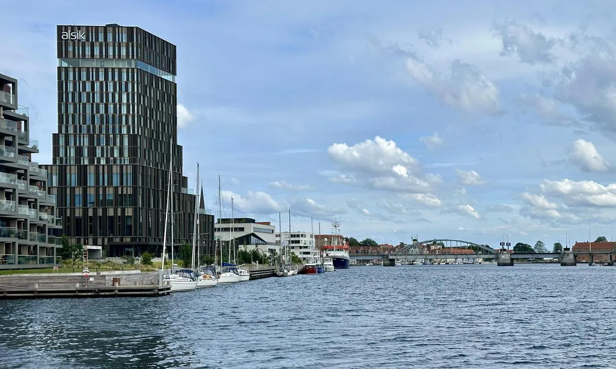 Sønderborg Trafikhavnen: {"base": "no", "no": "Vippebruen helt til h\u00f8yre i bildet", "se": "Vipbron l\u00e4ngst till h\u00f6ger i bilden", "en": "The bascule bridge to the far right in the picture", "da": "Vipbroen helt til h\u00f8jre i billedet", "fr": "Le pont basculant \u00e0 l'extr\u00eame droite de l'image", "de": "Die Klappbr\u00fccke ganz rechts im Bild", "es": "El puente basculante completamente a la derecha en la imagen", "it": "Il ponte mobile completamente a destra nell'immagine", "pt": "A ponte basculante totalmente \u00e0 direita na imagem", "nl": "De beweegbare brug helemaal rechts op de foto", "pl": "Most zwodzony ca\u0142kowicie po prawej stronie na obrazku", "uk": "\u041f\u0456\u0434\u0439\u043e\u043c\u043d\u0438\u0439 \u043c\u0456\u0441\u0442 \u0437\u043e\u0432\u0441\u0456\u043c \u043f\u0440\u0430\u0432\u043e\u0440\u0443\u0447 \u043d\u0430 \u0437\u043e\u0431\u0440\u0430\u0436\u0435\u043d\u043d\u0456", "ro": "Podul basculant complet \u00een dreapta \u00een imagine", "tr": "Resimde en sa\u011fda bulunan a\u00e7\u0131l\u0131r k\u00f6pr\u00fc", "el": "\u0397 \u03ba\u03b9\u03bd\u03b7\u03c4\u03ae \u03b3\u03ad\u03c6\u03c5\u03c1\u03b1 \u03b5\u03bd\u03c4\u03b5\u03bb\u03ce\u03c2 \u03b4\u03b5\u03be\u03b9\u03ac \u03c3\u03c4\u03b7\u03bd \u03b5\u03b9\u03ba\u03cc\u03bd\u03b1", "cs": "Zvedac\u00ed most zcela vpravo na obr\u00e1zku", "hu": "A k\u00e9p jobb sz\u00e9l\u00e9n tal\u00e1lhat\u00f3 mozg\u00f3 h\u00edd", "fi": "Siltaportti aivan kuvan oikealla laidalla", "bg": "\u0412\u044a\u0440\u0442\u044f\u0449\u0438\u044f\u0442 \u0441\u0435 \u043c\u043e\u0441\u0442 \u0435 \u0438\u0437\u0446\u044f\u043b\u043e \u0432\u0434\u044f\u0441\u043d\u043e \u043d\u0430 \u0441\u043d\u0438\u043c\u043a\u0430\u0442\u0430", "sr": "Pokretni most sasvim desno na slici", "et": "Kaldtee sild paremal pool pildil", "lv": "Pacel\u0161anas tilts pavisam pa labi att\u0113l\u0101", "lt": "Pasukamasis tiltas visi\u0161kai de\u0161in\u0117je paveiksl\u0117lio pus\u0117je"}