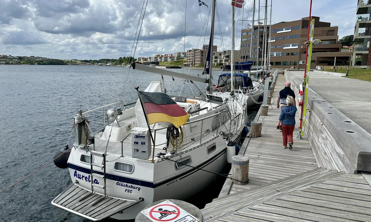 Sønderborg Trafikhavnen: {"base": "no", "no": "Mange longsideplasser. Enndel b\u00e5ter ligger der i p\u00e5vente av bro\u00e5pning. Havnekontor s\u00f8r for broen.", "se": "M\u00e5nga l\u00e5ngsidesplatser. En del b\u00e5tar ligger d\u00e4r i v\u00e4ntan p\u00e5 bro\u00f6ppning. Hamnkontor s\u00f6der om bron.", "en": "Many alongside berths. Several boats lie there waiting for the bridge opening. Harbor office south of the bridge.", "da": "Mange langsidigepladser. En del b\u00e5de ligger der i afventning af bro\u00e5bning. Havnekontor syd for broen.", "fr": "De nombreuses places \u00e0 quai. Certains bateaux y stationnent en attendant l'ouverture du pont. Bureau du port au sud du pont.", "de": "Viele L\u00e4ngsseitsliegepl\u00e4tze. Einige Boote liegen dort und warten auf die Br\u00fccken\u00f6ffnung. Hafenamt s\u00fcdlich der Br\u00fccke.", "es": "Muchas posiciones a lo largo del muelle. Algunas embarcaciones est\u00e1n all\u00ed esperando la apertura del puente. Oficina del puerto al sur del puente.", "it": "Molti posti lungo il lato. Diverse barche sono l\u00ec in attesa dell'apertura del ponte. Ufficio del porto a sud del ponte.", "pt": "Muitas vagas ao longo do cais. Alguns barcos ficam ali aguardando a abertura da ponte. Escrit\u00f3rio do porto ao sul da ponte.", "nl": "Veel langsaanlegplaatsen. Een aantal boten ligt daar in afwachting van de brugopening. Havenkantoor ten zuiden van de brug.", "pl": "Wiele miejsc do cumowania wzd\u0142u\u017cnej. Kilka \u0142odzi cumuje tam w oczekiwaniu na otwarcie mostu. Biuro portowe na po\u0142udnie od mostu.", "uk": "\u0411\u0430\u0433\u0430\u0442\u043e \u043c\u0456\u0441\u0446\u044c \u0434\u043b\u044f \u0448\u0432\u0430\u0440\u0442\u0443\u0432\u0430\u043d\u043d\u044f \u0431\u043e\u0440\u0442\u043e\u043c. \u0414\u0435\u044f\u043a\u0456 \u0447\u043e\u0432\u043d\u0438 \u0442\u0430\u043c \u0441\u0442\u043e\u044f\u0442\u044c \u0432 \u043e\u0447\u0456\u043a\u0443\u0432\u0430\u043d\u043d\u0456 \u0432\u0456\u0434\u043a\u0440\u0438\u0442\u0442\u044f \u043c\u043e\u0441\u0442\u0443. \u0413\u0430\u0432\u0430\u043d\u044c-\u043e\u0444\u0456\u0441 \u043d\u0430 \u043f\u0456\u0432\u0434\u0435\u043d\u044c \u0432\u0456\u0434 \u043c\u043e\u0441\u0442\u0443.", "ro": "Multe locuri pe lungime. Unele b\u0103rci stau acolo \u00een a\u0219teptarea deschiderii podului. Biroul portului se afl\u0103 la sud de pod.", "tr": "Bir\u00e7ok borda yana\u015fma yeri mevcut. Baz\u0131 tekneler k\u00f6pr\u00fcn\u00fcn a\u00e7\u0131lmas\u0131n\u0131 beklemek i\u00e7in burada bulunuyor. Liman ofisi k\u00f6pr\u00fcn\u00fcn g\u00fcneyindedir.", "el": "\u03a0\u03bf\u03bb\u03bb\u03ad\u03c2 \u03b8\u03ad\u03c3\u03b5\u03b9\u03c2 \u03ba\u03b1\u03c4\u03ac \u03bc\u03ae\u03ba\u03bf\u03c2 \u03c4\u03b7\u03c2 \u03c0\u03c1\u03bf\u03b2\u03bb\u03ae\u03c4\u03b1\u03c2. \u0391\u03c1\u03ba\u03b5\u03c4\u03ac \u03c3\u03ba\u03ac\u03c6\u03b7 \u03c0\u03b5\u03c1\u03b9\u03bc\u03ad\u03bd\u03bf\u03c5\u03bd \u03b5\u03ba\u03b5\u03af \u03b3\u03b9\u03b1 \u03c4\u03bf \u03ac\u03bd\u03bf\u03b9\u03b3\u03bc\u03b1 \u03c4\u03b7\u03c2 \u03b3\u03ad\u03c6\u03c5\u03c1\u03b1\u03c2. \u03a4\u03bf \u03bb\u03b9\u03bc\u03b5\u03bd\u03b9\u03ba\u03cc \u03b3\u03c1\u03b1\u03c6\u03b5\u03af\u03bf \u03b2\u03c1\u03af\u03c3\u03ba\u03b5\u03c4\u03b1\u03b9 \u03bd\u03cc\u03c4\u03b9\u03b1 \u03c4\u03b7\u03c2 \u03b3\u03ad\u03c6\u03c5\u03c1\u03b1\u03c2.", "cs": "Mnoho m\u00edst k bo\u010dn\u00edmu p\u0159ist\u00e1n\u00ed. N\u011bkter\u00e9 lod\u011b tam \u010dekaj\u00ed na otev\u0159en\u00ed mostu. P\u0159\u00edstavn\u00ed kancel\u00e1\u0159 ji\u017en\u011b od mostu.", "hu": "Sok hosszanti kik\u00f6t\u0151hely. T\u00f6bb haj\u00f3 itt v\u00e1r a h\u00eddnyit\u00e1sra. Kik\u00f6t\u0151iroda a h\u00eddt\u00f3l d\u00e9lre.", "fi": "Monia kylkikiinnityspaikkoja. Jonkin verran veneit\u00e4 odottaa siell\u00e4 sillan avautumista. Satamakonttori on sillan etel\u00e4puolella.", "bg": "\u041c\u043d\u043e\u0433\u043e \u043c\u0435\u0441\u0442\u0430 \u0437\u0430 \u0441\u0442\u0440\u0430\u043d\u0438\u0447\u043d\u043e \u043f\u0440\u0438\u0441\u0442\u0430\u0432\u0430\u043d\u0435. \u041d\u044f\u043a\u043e\u0438 \u043b\u043e\u0434\u043a\u0438 \u0447\u0430\u043a\u0430\u0442 \u0442\u0430\u043c \u0437\u0430 \u043e\u0442\u0432\u0430\u0440\u044f\u043d\u0435 \u043d\u0430 \u043c\u043e\u0441\u0442\u0430. \u041f\u0440\u0438\u0441\u0442\u0430\u043d\u0438\u0449\u043d\u0438\u044f\u0442 \u043e\u0444\u0438\u0441 \u0435 \u043d\u0430 \u044e\u0433 \u043e\u0442 \u043c\u043e\u0441\u0442\u0430.", "sr": "Mnogo pristani\u0161ta za bo\u010dno vezivanje. Neki brodovi \u010dekaju otvaranje mosta. Kancelarija luke ju\u017eno od mosta.", "et": "Palju pardakohti. M\u00f5ned paadid ootavad silla avamist. Sadamakontor asub silla l\u00f5unak\u00fcljel.", "lv": "Daudzas garborta vietas. Daudzas D\u0113\u013c gaid\u012b\u0161anas pie tilta atv\u0113r\u0161anas laiv\u0101m. Ostu birojs atrodas uz dienvidiem no tilta.", "lt": "Yra daug \u0161oninini\u0173 viet\u0173. Kai kurie laivai stovi laukiant tilto pak\u0117limo. Uosto biuras yra pietin\u0117je tilto pus\u0117je."}