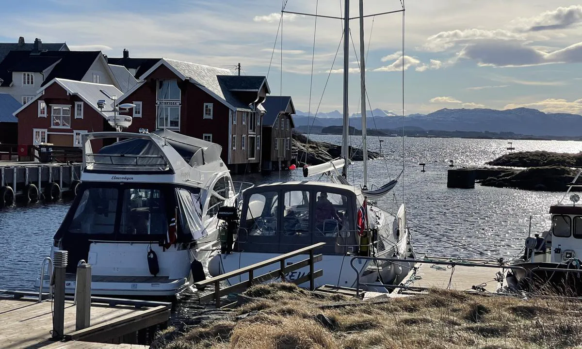 Søndre Bjørnsund: Bildet er tatt i retning innseiling.