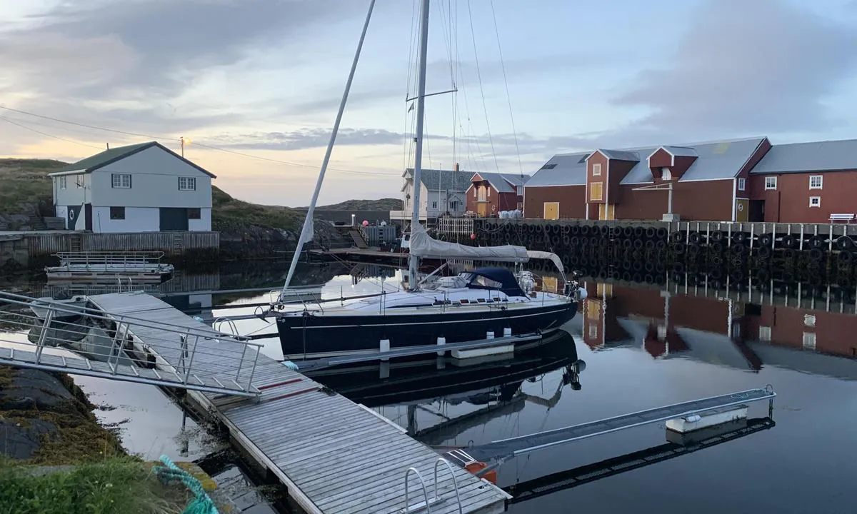 Søndre Bjørnsund: {"base": "no", "no": "4-8 plasser. 100 kr. Vipps.", "se": "4-8 platser. 100 kr. Swish.", "en": "4-8 berths. 100 NOK. Vipps.", "da": "4-8 pladser. 100 kr. MobilePay."}