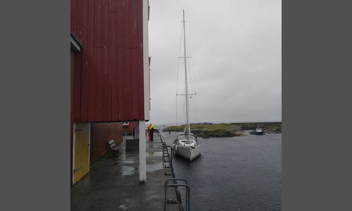 Søndre Bjørnsund: {"base": "no", "no": "Min 3m dyp i hele havnen, i1932 ble det laget en demning, t\u00f8mte havnen for van sprengte bort alt under 3m. Kai for av og p\u00e5stigning. Trang innseiling 4,13m bredde ok", "se": "Min 3 m djup i hela hamnen, 1932 byggdes en damm, t\u00f6mde hamnen p\u00e5 vatten och spr\u00e4ngde bort allt under 3 m. Kaj f\u00f6r av- och p\u00e5stigning. Tr\u00e5ng insegling 4,13 m bredd ok", "en": "Minimum 3-meter depth throughout the harbor. In 1932, a dam was built, emptied the harbor of water and blasted away everything under 3 meters. Quay for boarding and disembarking. Narrow entrance, 4.13 meters wide, OK.", "da": "Min 3m dyb i hele havnen, i 1932 blev der lavet en d\u00e6mning, t\u00f8mte havnen for vand og spr\u00e6ngte alt under 3m v\u00e6k. Kaj til af- og p\u00e5stigning. Trang indsejling 4,13m bred ok"}