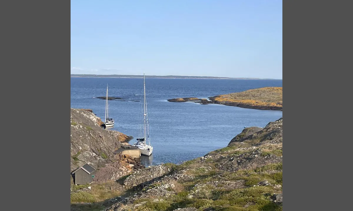 Søndre Missingene: {"base": "se", "no": "Inseiling fra s\u00f8r samt kai med fine tilleggsplasser. Ogs\u00e5 tilgang til toalett og s\u00f8ppelh\u00e5ndtering", "se": "Inseglingen s\u00f6derifr\u00e5n samt kaj med fina till\u00e4ggsplatser. \u00c4ven tillg\u00e5ng till toalett och sophantering", "en": "Approach from the south and dock with fine mooring spots. Also access to toilet and waste management", "da": "Indsejling sydfra samt kaj med gode till\u00e6gningspladser. Ogs\u00e5 adgang til toilet og affaldsh\u00e5ndtering", "fr": "Entr\u00e9e par le sud ainsi que quai avec de beaux emplacements d'amarrage. Acc\u00e8s \u00e9galement aux toilettes et \u00e0 la gestion des d\u00e9chets", "de": "Die Einfahrt von S\u00fcden sowie der Kai mit guten Anlegestellen. Auch Zugang zu Toilette und M\u00fcllentsorgung.", "es": "La entrada desde el sur y el muelle con buenos lugares de atraque. Tambi\u00e9n acceso a ba\u00f1os y manejo de residuos.", "it": "L'ingresso dal sud e il molo con ottimi posti di ormeggio. Disponibilit\u00e0 anche di toilette e gestione dei rifiuti", "pt": "Entrada pelo sul e cais com bons locais de atraca\u00e7\u00e3o. Tamb\u00e9m dispon\u00edvel acesso a banheiro e gest\u00e3o de res\u00edduos", "nl": "De binnenvaart vanuit het zuiden en de kade met mooie aanlegplaatsen. Ook toegang tot toilet en afvalbeheer", "pl": "Wej\u015bcie od po\u0142udnia oraz nabrze\u017ce z dobrymi miejscami do cumowania. Dost\u0119p tak\u017ce do toalety i odbioru odpad\u00f3w.", "uk": "\u0412\u0445\u0456\u0434 \u0456\u0437 \u043f\u0456\u0432\u0434\u043d\u044f \u0442\u0430 \u043f\u0440\u0438\u0447\u0430\u043b \u0437 \u0445\u043e\u0440\u043e\u0448\u0438\u043c\u0438 \u0434\u043e\u0434\u0430\u0442\u043a\u043e\u0432\u0438\u043c\u0438 \u043c\u0456\u0441\u0446\u044f\u043c\u0438 \u0448\u0432\u0430\u0440\u0442\u0443\u0432\u0430\u043d\u043d\u044f. \u0422\u0430\u043a\u043e\u0436 \u0434\u043e\u0441\u0442\u0443\u043f \u0434\u043e \u0442\u0443\u0430\u043b\u0435\u0442\u0443 \u0442\u0430 \u0443\u0442\u0438\u043b\u0456\u0437\u0430\u0446\u0456\u0457 \u0441\u043c\u0456\u0442\u0442\u044f", "ro": "Navigarea dinspre sud \u0219i cheiul cu locuri de acostare bune. De asemenea, acces la toalet\u0103 \u0219i gestionarea de\u0219eurilor", "tr": "G\u00fcneyden limana giri\u015f ve g\u00fczel ek yerleri ile iskele. Ayr\u0131ca tuvalet ve \u00e7\u00f6p y\u00f6netimi imkan\u0131", "el": "\u0395\u03af\u03c3\u03bf\u03b4\u03bf\u03c2 \u03b1\u03c0\u03cc \u03c4\u03b1 \u03bd\u03cc\u03c4\u03b9\u03b1 \u03ba\u03b1\u03b8\u03ce\u03c2 \u03ba\u03b1\u03b9 \u03b1\u03c0\u03bf\u03b2\u03ac\u03b8\u03c1\u03b1 \u03bc\u03b5 \u03c9\u03c1\u03b1\u03af\u03b5\u03c2 \u03b8\u03ad\u03c3\u03b5\u03b9\u03c2 \u03c0\u03c1\u03bf\u03c3\u03ad\u03b3\u03b3\u03b9\u03c3\u03b7\u03c2. \u0395\u03c0\u03af\u03c3\u03b7\u03c2 \u03b4\u03b9\u03b1\u03c4\u03af\u03b8\u03b5\u03c4\u03b1\u03b9 \u03c4\u03bf\u03c5\u03b1\u03bb\u03ad\u03c4\u03b1 \u03ba\u03b1\u03b9 \u03b4\u03b9\u03b1\u03c7\u03b5\u03af\u03c1\u03b9\u03c3\u03b7 \u03b1\u03c0\u03bf\u03c1\u03c1\u03b9\u03bc\u03bc\u03ac\u03c4\u03c9\u03bd", "cs": "Plavba z jihu a molo s p\u011bkn\u00fdmi p\u0159ist\u00e1vac\u00edmi m\u00edsty. Tak\u00e9 dostupnost toalety a nakl\u00e1d\u00e1n\u00ed s odpady", "hu": "D\u00e9li ir\u00e1nyb\u00f3l val\u00f3 behaj\u00f3z\u00e1s \u00e9s kik\u00f6t\u0151 m\u00f3l\u00f3j\u00e1val ell\u00e1tott hozz\u00e1f\u00e9rhet\u0151 kik\u00f6t\u0151helyek. Tov\u00e1bb\u00e1 hozz\u00e1f\u00e9r\u00e9s WC-khez \u00e9s szem\u00e9thullad\u00e9k kezel\u00e9s\u00e9hez.", "fi": "Etel\u00e4st\u00e4 saapuvat reitit sek\u00e4 laituri hienoine kiinnittymispaikkoineen. My\u00f6s p\u00e4\u00e4sy wc-tiloihin ja j\u00e4tehuoltoon", "bg": "\u0412\u043b\u0438\u0437\u0430\u043d\u0435 \u043e\u0442 \u044e\u0433 \u0438 \u043a\u0435\u0439 \u0441 \u0434\u043e\u0431\u0440\u0438 \u043c\u0435\u0441\u0442\u0430 \u0437\u0430 \u043f\u0440\u0438\u0441\u0442\u0430\u0432\u0430\u043d\u0435 \u043d\u0430 \u043b\u043e\u0434\u043a\u0438\u0442\u0435. \u0421\u044a\u0449\u043e \u0442\u0430\u043a\u0430 \u0438\u043c\u0430 \u0434\u043e\u0441\u0442\u044a\u043f \u0434\u043e \u0442\u043e\u0430\u043b\u0435\u0442\u043d\u0430 \u0438 \u0443\u043f\u0440\u0430\u0432\u043b\u0435\u043d\u0438\u0435 \u043d\u0430 \u043e\u0442\u043f\u0430\u0434\u044a\u0446\u0438\u0442\u0435.", "sr": "Prilaz sa juga kao i kej sa odli\u010dnim mestima za pristajanje. Tako\u0111e, dostupan je toalet i odlaganje otpada.", "et": "Sissep\u00e4\u00e4s l\u00f5unast ja kai koos heade juurdep\u00e4\u00e4sukohtadega. Samuti WC ja j\u00e4\u00e4tmek\u00e4itlus", "lv": "Iebrauk\u0161ana no dienvidiem un piest\u0101tne ar lab\u0101m pietauvo\u0161an\u0101s viet\u0101m. T\u0101pat pieejama tualete un atkritumu apsaimnieko\u0161ana", "lt": "\u012eplaukimas i\u0161 piet\u0173 ir prieplauka su geromis \u0161vartavimosi vietomis. Taip pat yra tualetai ir atliek\u0173 tvarkymas"}