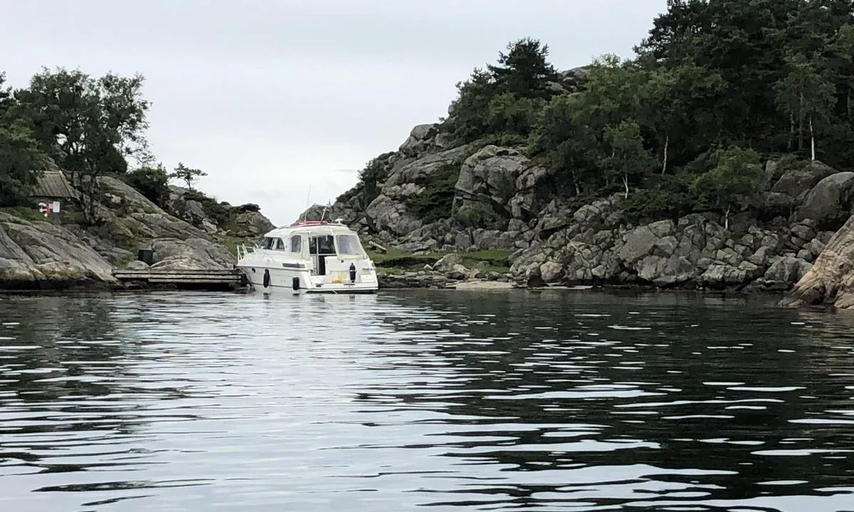 Søndre Vassøy: Bukta er 1,5 meter dyp inn mot brygga. Dreggen slippes nærmest mulig fjellet på styrbord side.