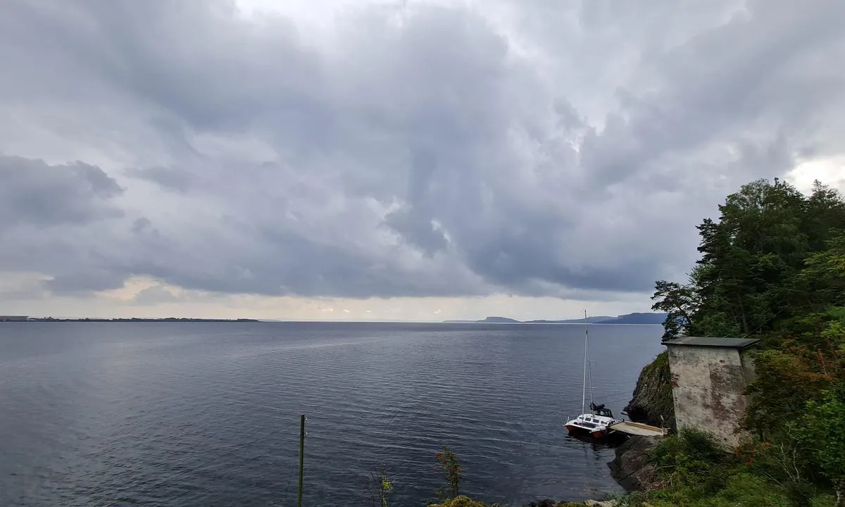 Sør for Muloddenfyr: {"base": "no", "no": "Fast brygge, trygg ved vestlig vind. Utsatt for b\u00f8lger fra fjorden. Slitsom om det er mye b\u00f8lger, men veldig kjekk ved vestavind. En m\u00e5 klatre litt for \u00e5 komme seg rundt der. Mulig til \u00e5 g\u00e5 til fyren. Resten av odden er naturreservat. Spennende geologisk, da det er en del av en gammel vulkan. Kjempe flott utsikt om man g\u00e5r mot nordvest opp mot den bratte veggen til Muldodden. Fint der oppe for solnedgangen. Dessverre f\u00e5r man den ikke med seg like bra ved bryggen.", "se": "Fast brygga, trygg vid v\u00e4stlig vind. Utsatt f\u00f6r v\u00e5gor fr\u00e5n fjorden. Jobbigt om det \u00e4r mycket v\u00e5gor, men v\u00e4ldigt bra vid v\u00e4stvind. Man m\u00e5ste kl\u00e4ttra lite f\u00f6r att ta sig runt d\u00e4r. M\u00f6jligt att g\u00e5 till fyren. Resten av udden \u00e4r naturreservat. Sp\u00e4nnande geologiskt, d\u00e5 det \u00e4r en del av en gammal vulkan. Fantastisk utsikt om man g\u00e5r mot nordv\u00e4st upp mot den branta v\u00e4ggen till Muldodden. Fint d\u00e4r uppe f\u00f6r solnedg\u00e5ngen. Tyv\u00e4rr ser man inte den lika bra vid bryggan.", "en": "Fixed dock, safe with westerly wind. Exposed to waves from the fjord. Tiresome if there are a lot of waves, but very handy with westerly wind. One has to climb a bit to get around there. Possible to walk to the lighthouse. The rest of the headland is a nature reserve. Geologically exciting, as it is part of an old volcano. Great view if you walk northwest up to the steep wall of Muldodden. Nice up there for the sunset. Unfortunately, you won't get as good of a view from the dock.", "da": "<p>Fast bro, sikker ved vestlig vind. Udsat for b\u00f8lger fra fjorden. Ubekvem hvis der er mange b\u00f8lger, men meget fordelagtigt ved vestenvind. Man m\u00e5 klatre lidt for at komme rundt der. Muligt at g\u00e5 til fyret. Resten af odden er et naturreservat. Geologisk sp\u00e6ndende, da det er en del af en gammel vulkan. Fantastisk udsigt hvis man g\u00e5r mod nordvest op mod den stejle v\u00e6g til Muldodden. Flot deroppe til solnedgangen. Desv\u00e6rre f\u00e5r man ikke udsigten helt s\u00e5 godt fra broen.</p>"}
