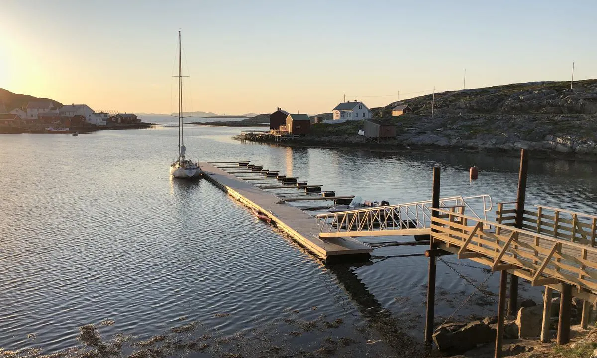 Sør-Gjæslingan - Heimværet: {"base": "no", "no": "P\u00e5 Heimv\u00e6ret er kvelden og solnedgangen vakrere enn p\u00e5 Nakken, men du ligger ogs\u00e5 mer utsatt til for nordlige og nord\u00f8stlige vinder.", "se": "P\u00e5 Heimv\u00e4ret \u00e4r kv\u00e4llen och solnedg\u00e5ngen vackrare \u00e4n p\u00e5 Nakken, men du ligger ocks\u00e5 mer utsatt f\u00f6r nordliga och nord\u00f6stra vindar.", "en": "At Heimv\u00e6ret, the evening and the sunset are more beautiful than at Nakken, but you are also more exposed to northern and northeastern winds.", "da": "P\u00e5 Heimv\u00e6ret er aftenen og solnedgangen smukkere end p\u00e5 Nakken, men du ligger ogs\u00e5 mere udsat for nordlige og nord\u00f8stlige vinde."}