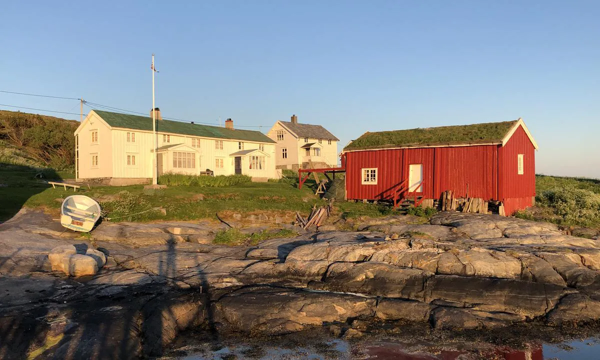 Sør-Gjæslingan - Heimværet: {"base": "no", "no": "Gr\u00f8nne gresstak og gr\u00f8nne metalltak p\u00e5 S\u00f8r-Gj\u00e6slingan Heimv\u00e6ret.", "se": "Gr\u00f6na gr\u00e4stak och gr\u00f6na metaltak p\u00e5 S\u00f8r-Gj\u00e6slingan Heimv\u00e6ret.", "en": "Green grass roofs and green metal roofs at S\u00f8r-Gj\u00e6slingan Heimv\u00e6ret.", "da": "Gr\u00f8nne gr\u00e6stage og gr\u00f8nne metaltage p\u00e5 S\u00f8r-Gj\u00e6slingan Heimv\u00e6ret."}