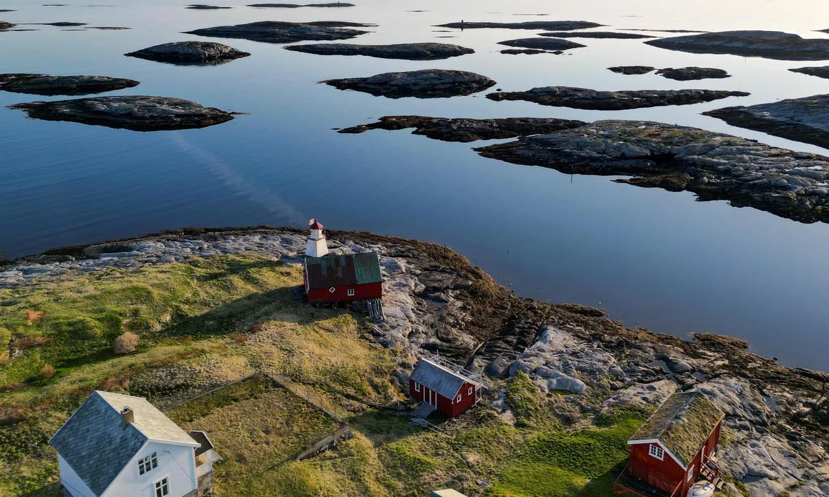 Sør-Gjæslingan - Heimværet: {"base": "en", "no": "Fra s\u00f8rsiden av Heimv\u00e6ret", "se": "Fr\u00e5n s\u00f6dra sidan av Heimv\u00e6ret", "en": "From the south side of Heimv\u00e6ret", "da": "Fra sydsiden af Heimv\u00e6ret"}