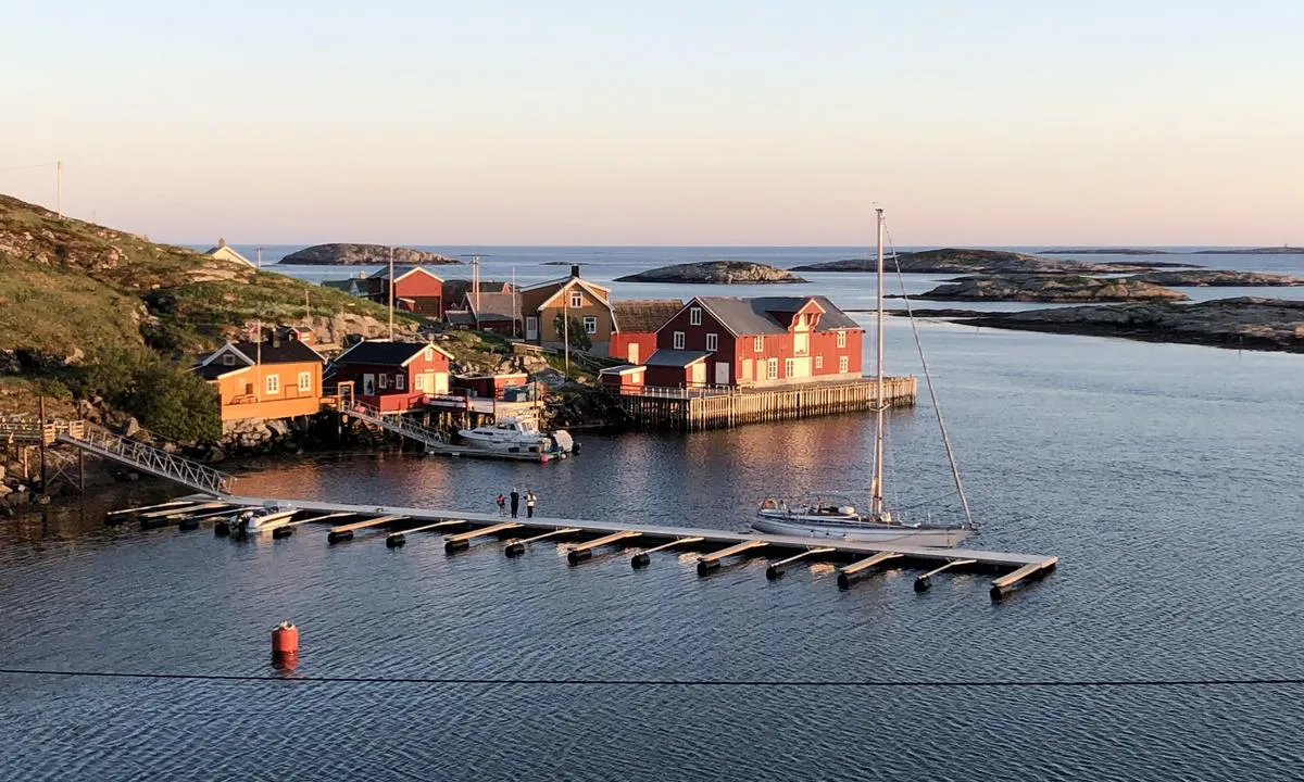 Sør-Gjæslingan - Heimværet: {"base": "no", "no": "Gjestebrygga ved Heimv\u00e6ret p\u00e5 S\u00f8r-Gj\u00e6slingan ble anlagt i 2021. B\u00e5sene p\u00e5 innsiden tilh\u00f8rer hyttefolket, og gjester fort\u00f8yer longside p\u00e5 utsiden (s\u00f8rsiden).", "se": "G\u00e4stbryggan vid Heimv\u00e6ret p\u00e5 S\u00f8r-Gj\u00e6slingan anlades 2021. Platserna p\u00e5 insidan tillh\u00f6r stugfolket, och g\u00e4ster f\u00f6rt\u00f6jer longside p\u00e5 utsidan (s\u00f6dra sidan).", "en": "The guest pier at Heimv\u00e6ret at S\u00f8r-Gj\u00e6slingan was established in 2021. The berths on the inside belong to cabin owners, and guests moor alongside on the outside (south side).", "da": "G\u00e6stebroen ved Heimv\u00e6ret p\u00e5 S\u00f8r-Gj\u00e6slingan blev anlagt i 2021. B\u00e5sene p\u00e5 indersiden tilh\u00f8rer hyttefolket, og g\u00e6ster fort\u00f8jer langsiden p\u00e5 ydersiden (sydsiden)."}