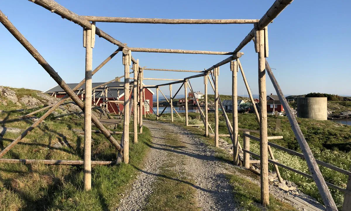Sør-Gjæslingan - Nakken: {"base": "no", "no": "P\u00e5 vei fra gjestebrygga p\u00e5 Nakken og inn til bebyggelsen p\u00e5 S\u00f8r-Gj\u00e6slingan.", "se": "P\u00e5 v\u00e4g fr\u00e5n g\u00e4stbryggan p\u00e5 Nakken och in till bebyggelsen p\u00e5 S\u00f8r-Gj\u00e6slingan.", "en": "On the way from the guest pier at Nakken and into the settlement at S\u00f8r-Gj\u00e6slingan.", "da": "P\u00e5 vej fra g\u00e6stebroen p\u00e5 Nakken og ind til bebyggelsen p\u00e5 S\u00f8r-Gj\u00e6slingan."}