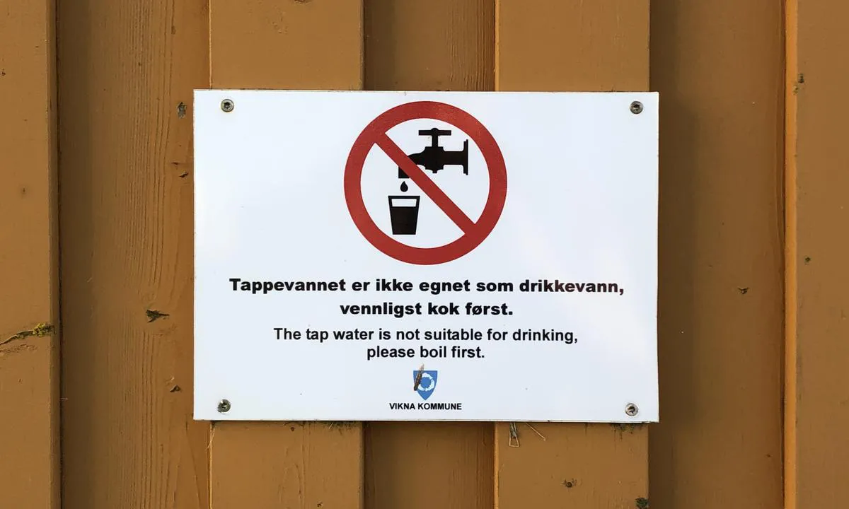 Sør-Gjæslingan - Nakken: {"base": "no", "no": "Det er flere vannposter p\u00e5 S\u00f8r-Gj\u00f8slingan, men du m\u00e5 ikke drikke vannet. Det er heller ikke mulig \u00e5 fylle b\u00e5ten med vann.", "se": "Det finns flera vattenposter p\u00e5 S\u00f8r-Gj\u00f8slingan, men du b\u00f6r inte dricka vattnet. Det \u00e4r inte heller m\u00f6jligt att fylla b\u00e5ten med vatten.", "en": "There are several water posts at S\u00f8r-Gj\u00f8slingan, but you must not drink the water. It is also not possible to fill your boat with water.", "da": "Der er flere vandposter p\u00e5 S\u00f8r-Gj\u00f8slingan, men du m\u00e5 ikke drikke vandet. Det er heller ikke muligt at fylde b\u00e5den med vand."}