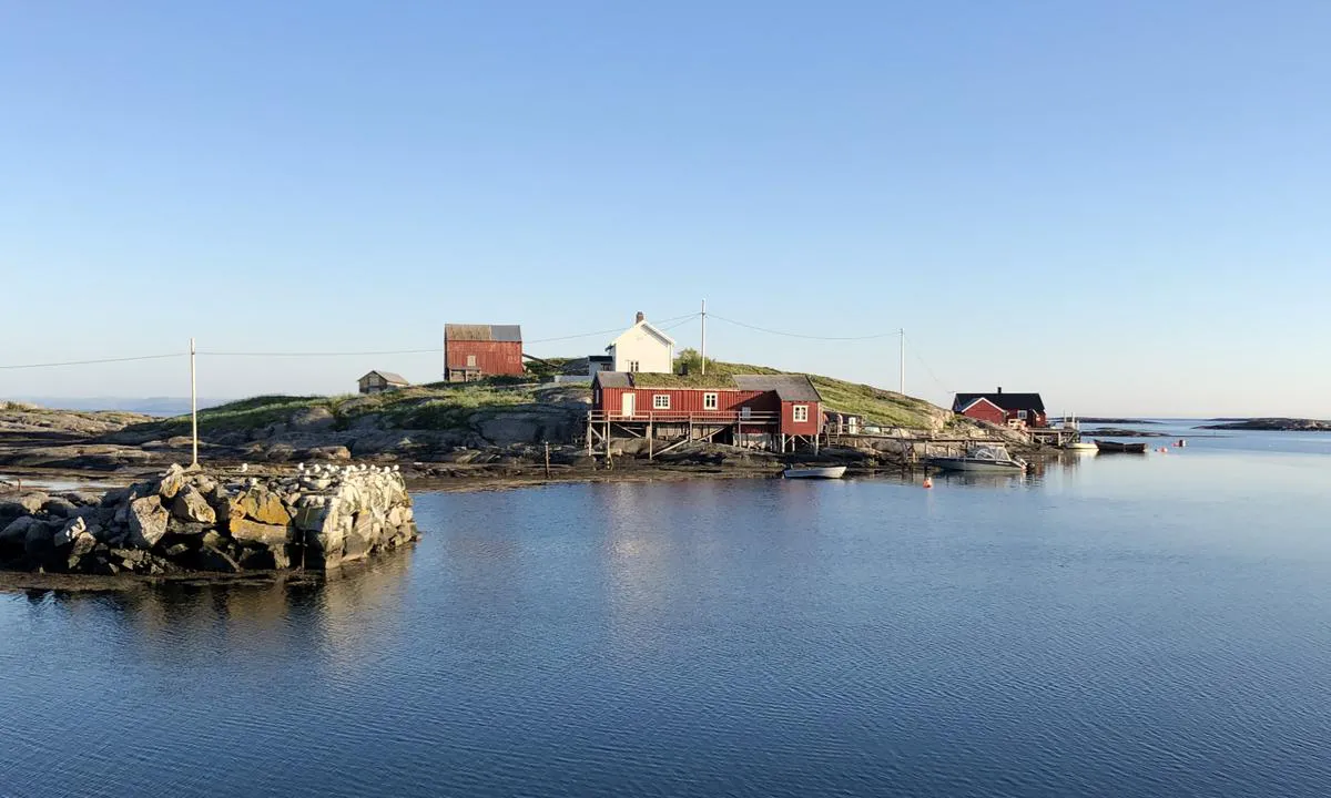 Sør-Gjæslingan - Nakken: {"base": "no", "no": "En del av bebyggelsen p\u00e5 S\u00f8r-Gj\u00e6slingan ligger p\u00e5 egne holmer. Her ser vi en av de, rett s\u00f8r fra ruteb\u00e5tkaia.", "se": "En del av bebyggelsen p\u00e5 S\u00f8r-Gj\u00e6slingan ligger p\u00e5 egna holmar. H\u00e4r ser vi en av dem, rakt s\u00f6der om rutinb\u00e5tskajen.", "en": "Part of the buildings on S\u00f8r-Gj\u00e6slingan are located on separate islets. Here we see one of them, directly south of the route boat quay.", "da": "En del af bebyggelsen p\u00e5 S\u00f8r-Gj\u00e6slingan ligger p\u00e5 egne holme. Her ser vi en af dem, lige syd fra ruteb\u00e5dskajen."}