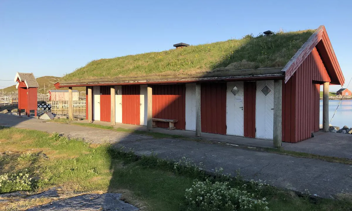 Sør-Gjæslingan - Nakken: {"base": "no", "no": "I n\u00e6rheten av ruteb\u00e5tkaia p\u00e5 S\u00f8r-Gj\u00f8slingan finner du et servicehus. Lengst til h\u00f8yre er det toalett for gjester.", "se": "I n\u00e4rheten av f\u00e4rjekajen p\u00e5 S\u00f8r-Gj\u00f8slingan hittar du ett servicehus. L\u00e4ngst till h\u00f6ger finns det en toalett f\u00f6r g\u00e4ster.", "en": "Near the ferry dock at S\u00f8r-Gj\u00f8slingan, you will find a service house. Furthest to the right is the guest toilet.", "da": "I n\u00e6rheden af ruteb\u00e5dkajen p\u00e5 S\u00f8r-Gj\u00f8slingan finder du et servicehus. Yderst til h\u00f8jre er der toilet til g\u00e6ster."}