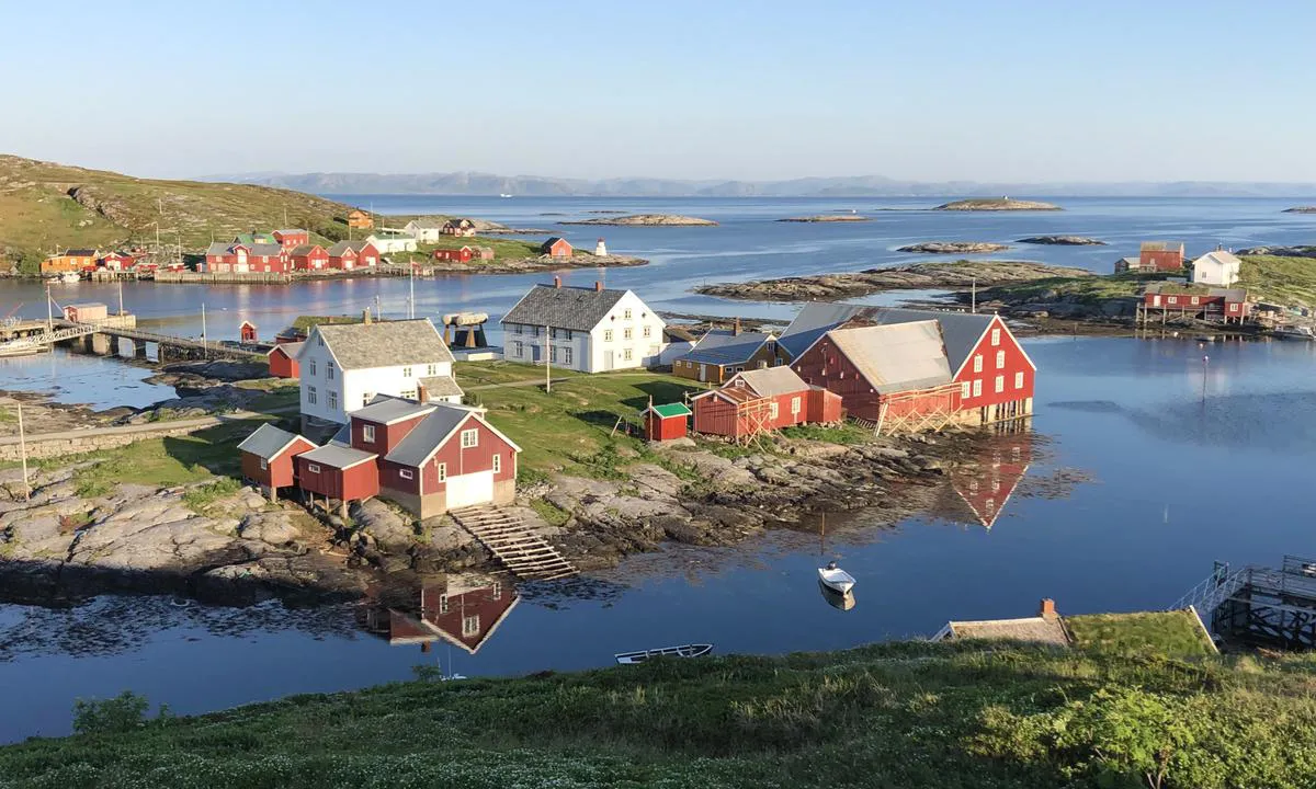Sør-Gjæslingan - Nakken: {"base": "no", "no": "Fiskev\u00e6ret S\u00f8r-Gj\u00e6slingan ble fraflyttet p\u00e5 70-tallet og er n\u00e5 b\u00e5de ferieboliger og museum.", "se": "Fiskel\u00e4get S\u00f8r-Gj\u00e6slingan \u00f6vergavs p\u00e5 70-talet och \u00e4r nu b\u00e5de fritidshus och museum.", "en": "The fishing village of S\u00f8r-Gj\u00e6slingan was abandoned in the 1970s and is now both holiday homes and a museum.", "da": "Fiskerlejet S\u00f8r-Gj\u00e6slingan blev fraflyttet i 70'erne og er nu b\u00e5de ferieboliger og museum."}