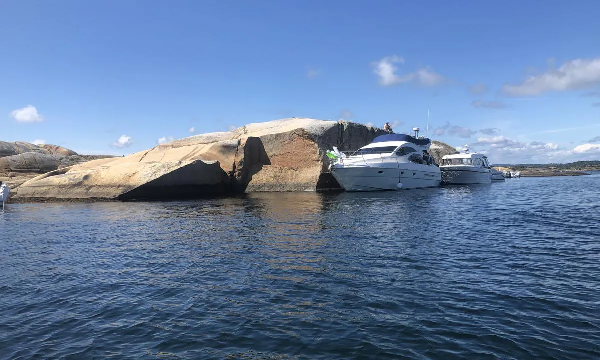 Sør i Ommane - Ølbergholmen: {"base": "no", "no": "Flere steder en kan ligge langs fjellet, brygge eller for dregg.", "se": "Flera st\u00e4llen d\u00e4r man kan ligga mot berget, vid brygga eller p\u00e5 ankare.", "en": "Several places where one can moor alongside the rock, dock or anchor.", "da": "Flere steder kan man ligge langs klippen, bryggen eller for anker."}