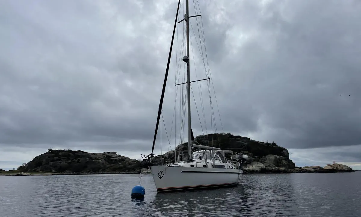 Sør i Ommane - Ølbergholmen: {"base": "no", "no": "Veldig fin og godt beskyttet ankringsplass. Det er en b\u00f8ye tilgjengelig som alternativ til anker i n\u00e6rheten av Ragnhildskj\u00e6r.", "se": "V\u00e4ldigt fin och v\u00e4l skyddad ankringsplats. Det finns en boj tillg\u00e4nglig som alternativ till ankare i n\u00e4rheten av Ragnhildsk\u00e4r.", "en": "Very nice and well-protected anchorage. There is a buoy available as an alternative to anchoring near Ragnhildskj\u00e6r.", "da": "Meget fin og godt beskyttet ankerplads. Der er en b\u00f8je tilg\u00e6ngelig som alternativ til anker i n\u00e6rheden af Ragnhildskj\u00e6r.", "fr": "Tr\u00e8s bel et bien prot\u00e9g\u00e9 lieu de mouillage. Il y a une bou\u00e9e disponible comme alternative \u00e0 l'ancre pr\u00e8s de Ragnhildskj\u00e6r.", "de": "Sehr sch\u00f6ner und gut gesch\u00fctzter Ankerplatz. Es gibt eine Boje als Alternative zum Anker in der N\u00e4he von Ragnhildskj\u00e6r.", "es": "Muy buen lugar de anclaje, bien protegido. Hay una boya disponible como alternativa al ancla cerca de Ragnhildskj\u00e6r.", "it": "Posto di ancoraggio molto bello e ben protetto. C'\u00e8 una boa disponibile come alternativa all'ancora vicino a Ragnhildskj\u00e6r.", "pt": "Ancoradouro muito bom e bem protegido. H\u00e1 uma b\u00f3ia dispon\u00edvel como alternativa \u00e0 \u00e2ncora nas proximidades de Ragnhildskj\u00e6r.", "nl": "Zeer mooie en goed beschutte ankerplaats. Er is een boei beschikbaar als alternatief voor het anker in de buurt van Ragnhildskj\u00e6r.", "pl": "Bardzo \u0142adne i dobrze chronione miejsce do kotwiczenia. Dost\u0119pna jest boja jako alternatywa dla kotwicy w pobli\u017cu Ragnhildskj\u00e6r.", "uk": "\u0414\u0443\u0436\u0435 \u0433\u0430\u0440\u043d\u0435 \u0442\u0430 \u0434\u043e\u0431\u0440\u0435 \u0437\u0430\u0445\u0438\u0449\u0435\u043d\u0435 \u043c\u0456\u0441\u0446\u0435 \u0434\u043b\u044f \u044f\u043a\u0456\u0440\u043d\u043e\u0457 \u0441\u0442\u043e\u044f\u043d\u043a\u0438. \u0404 \u0431\u0443\u0439, \u0434\u043e\u0441\u0442\u0443\u043f\u043d\u0438\u0439 \u044f\u043a \u0430\u043b\u044c\u0442\u0435\u0440\u043d\u0430\u0442\u0438\u0432\u0430 \u044f\u043a\u0456\u0440\u043d\u0456\u0439 \u0441\u0442\u043e\u044f\u043d\u0446\u0456 \u0431\u0456\u043b\u044f \u0420\u0430\u0433\u043d\u0445\u0456\u043b\u044c\u0434\u0441\u044c\u043a\u0435\u0308\u0440\u0430.", "ro": "Loc de ancorare foarte frumos \u0219i bine protejat. Este disponibil un geamandur\u0103 ca alternativ\u0103 la ancor\u0103 \u00een apropiere de Ragnhildskj\u00e6r.", "tr": "\u00c7ok g\u00fczel ve iyi korunan bir demirleme yeri. Ragnhildskj\u00e6r'e yak\u0131n yerde demirlemenin alternatifi olarak kullan\u0131labilecek bir \u015famand\u0131ra mevcuttur.", "el": "\u03a0\u03bf\u03bb\u03cd \u03c9\u03c1\u03b1\u03af\u03bf\u03c2 \u03ba\u03b1\u03b9 \u03ba\u03b1\u03bb\u03ac \u03c0\u03c1\u03bf\u03c3\u03c4\u03b1\u03c4\u03b5\u03c5\u03bc\u03ad\u03bd\u03bf\u03c2 \u03c7\u03ce\u03c1\u03bf\u03c2 \u03b1\u03b3\u03ba\u03c5\u03c1\u03bf\u03b2\u03cc\u03bb\u03b7\u03c3\u03b7\u03c2. \u03a5\u03c0\u03ac\u03c1\u03c7\u03b5\u03b9 \u03bc\u03b9\u03b1 \u03c3\u03b7\u03bc\u03b1\u03b4\u03bf\u03cd\u03c1\u03b1 \u03b4\u03b9\u03b1\u03b8\u03ad\u03c3\u03b9\u03bc\u03b7 \u03c9\u03c2 \u03b5\u03bd\u03b1\u03bb\u03bb\u03b1\u03ba\u03c4\u03b9\u03ba\u03ae \u03bb\u03cd\u03c3\u03b7 \u03c3\u03c4\u03b7 \u03c7\u03c1\u03ae\u03c3\u03b7 \u03ac\u03b3\u03ba\u03c5\u03c1\u03b1\u03c2 \u03ba\u03bf\u03bd\u03c4\u03ac \u03c3\u03c4\u03bf Ragnhildskj\u00e6r.", "cs": "Velmi hezk\u00e9 a dob\u0159e chr\u00e1n\u011bn\u00e9 kotvi\u0161t\u011b. Je zde k dispozici b\u00f3je jako alternativa k ukotven\u00ed v bl\u00edzkosti Ragnhildskj\u00e6r.", "hu": "Nagyon sz\u00e9p \u00e9s j\u00f3l v\u00e9dett horgonyz\u00f3hely. Van egy b\u00f3ja is el\u00e9rhet\u0151 alternat\u00edvak\u00e9nt a horgony helyett, Ragnhildskj\u00e6r k\u00f6zel\u00e9ben.", "fi": "Eritt\u00e4in hieno ja hyvin suojattu ankkuripaikka. L\u00e4hell\u00e4 Ragnhildskj\u00e6ri\u00e4 on poiju, jota voi k\u00e4ytt\u00e4\u00e4 ankkurin sijasta.", "bg": "\u041c\u043d\u043e\u0433\u043e \u0445\u0443\u0431\u0430\u0432\u043e \u0438 \u0434\u043e\u0431\u0440\u0435 \u0437\u0430\u0449\u0438\u0442\u0435\u043d\u043e \u043c\u044f\u0441\u0442\u043e \u0437\u0430 \u043a\u043e\u0442\u0432\u0435\u043d\u0435. \u0418\u043c\u0430 \u043d\u0430\u043b\u0438\u0447\u043d\u0430 \u0448\u0430\u043c\u0430\u043d\u0434\u0443\u0440\u0430 \u043a\u0430\u0442\u043e \u0430\u043b\u0442\u0435\u0440\u043d\u0430\u0442\u0438\u0432\u0430 \u043d\u0430 \u043a\u043e\u0442\u0432\u0430\u0442\u0430 \u0432 \u0431\u043b\u0438\u0437\u043e\u0441\u0442 \u0434\u043e \u0420\u0430\u0433\u043d\u0438\u043b\u0434\u0448\u0435\u0440.", "sr": "\u0412\u0440\u043b\u043e \u043b\u0435\u043f\u043e \u0438 \u0434\u043e\u0431\u0440\u043e \u0437\u0430\u0448\u0442\u0438\u045b\u0435\u043d\u043e \u043c\u0435\u0441\u0442\u043e \u0437\u0430 \u0441\u0438\u0434\u0440\u0435\u045a\u0435. \u041f\u043e\u0441\u0442\u043e\u0458\u0438 \u0431\u043e\u0432\u0430 \u0434\u043e\u0441\u0442\u0443\u043f\u043d\u0430 \u043a\u0430\u043e \u0430\u043b\u0442\u0435\u0440\u043d\u0430\u0442\u0438\u0432\u0430 \u0441\u0438\u0434\u0440\u0443 \u0443 \u0431\u043b\u0438\u0437\u0438\u043d\u0438 \u0420\u0430\u0433\u043d\u0445\u0438\u043b\u0434\u0441\u043a\u0458\u0435\u0440\u0430.", "et": "V\u00e4ga kena ja h\u00e4sti kaitstud ankrupaik. Alternatiivina ankru kasutamisele on saadaval poi Ragnhildskj\u00e6ri l\u00e4hedal.", "lv": "\u013boti laba un labi aizsarg\u0101ta enkuro\u0161an\u0101s vieta. Net\u0101lu no Ragnhildskj\u00e6r ir pieejams bojs k\u0101 alternat\u012bva enkura viet\u0101.", "lt": "Labai gra\u017ei ir gerai apsaugota inkaravimo vieta. Netoli Ragnhildskj\u00e6r yra domenos, kurios gali b\u016bti naudojamos kaip alternatyva inkarui."}
